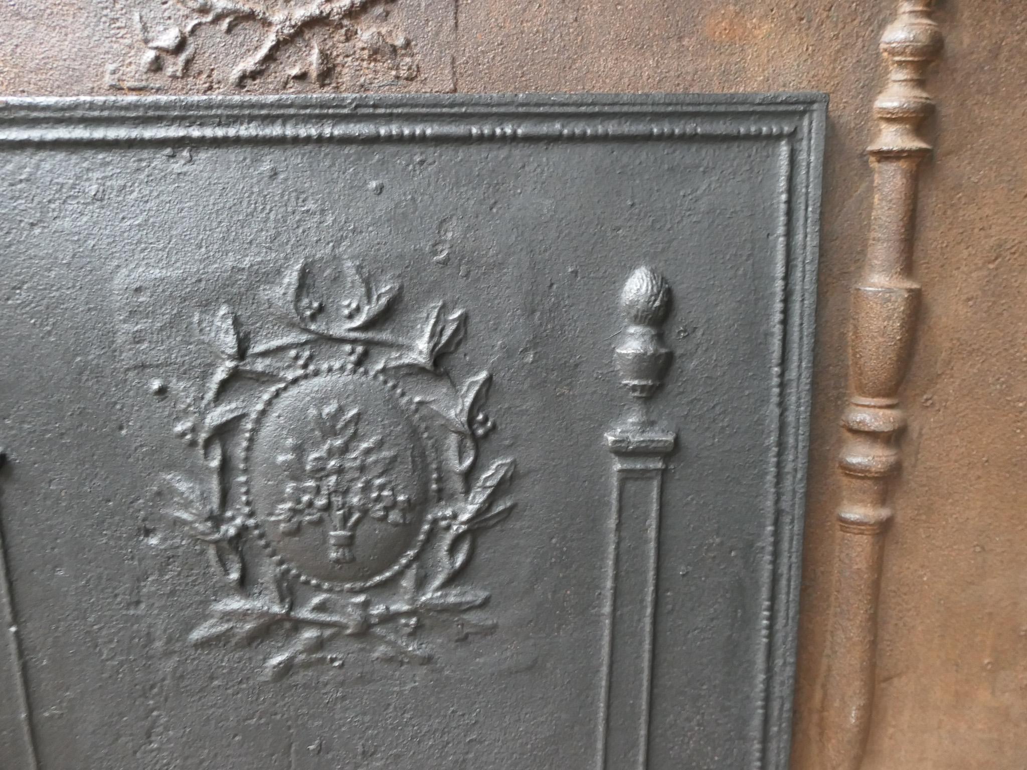 Antike französische neoklassische 'Blumenkörbe' Kaminrückwand / Aufkantung (Eisen) im Angebot