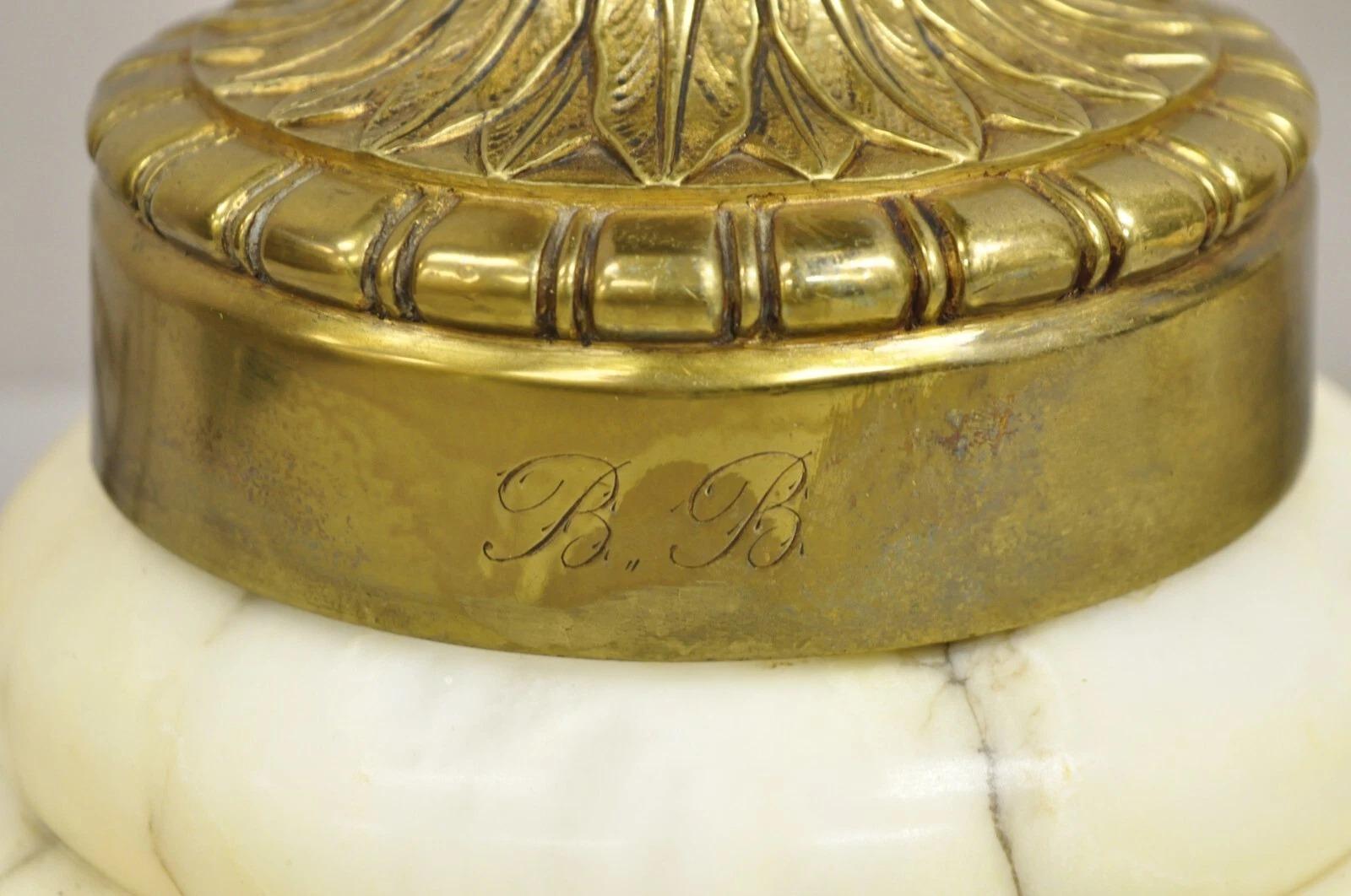 Paire de lampes de table néoclassiques françaises anciennes en bronze doré figurant une urne à deux poignées en vente 3