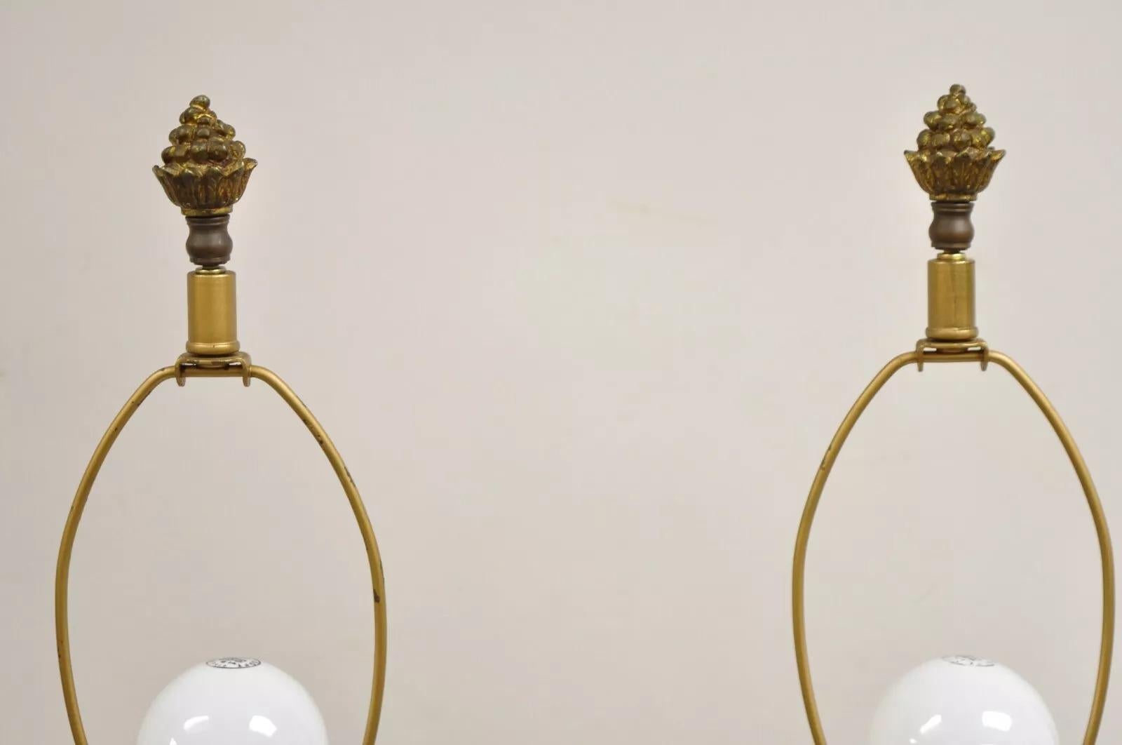 Paire de lampes de table néoclassiques françaises anciennes en bronze doré figurant une urne à deux poignées en vente 4
