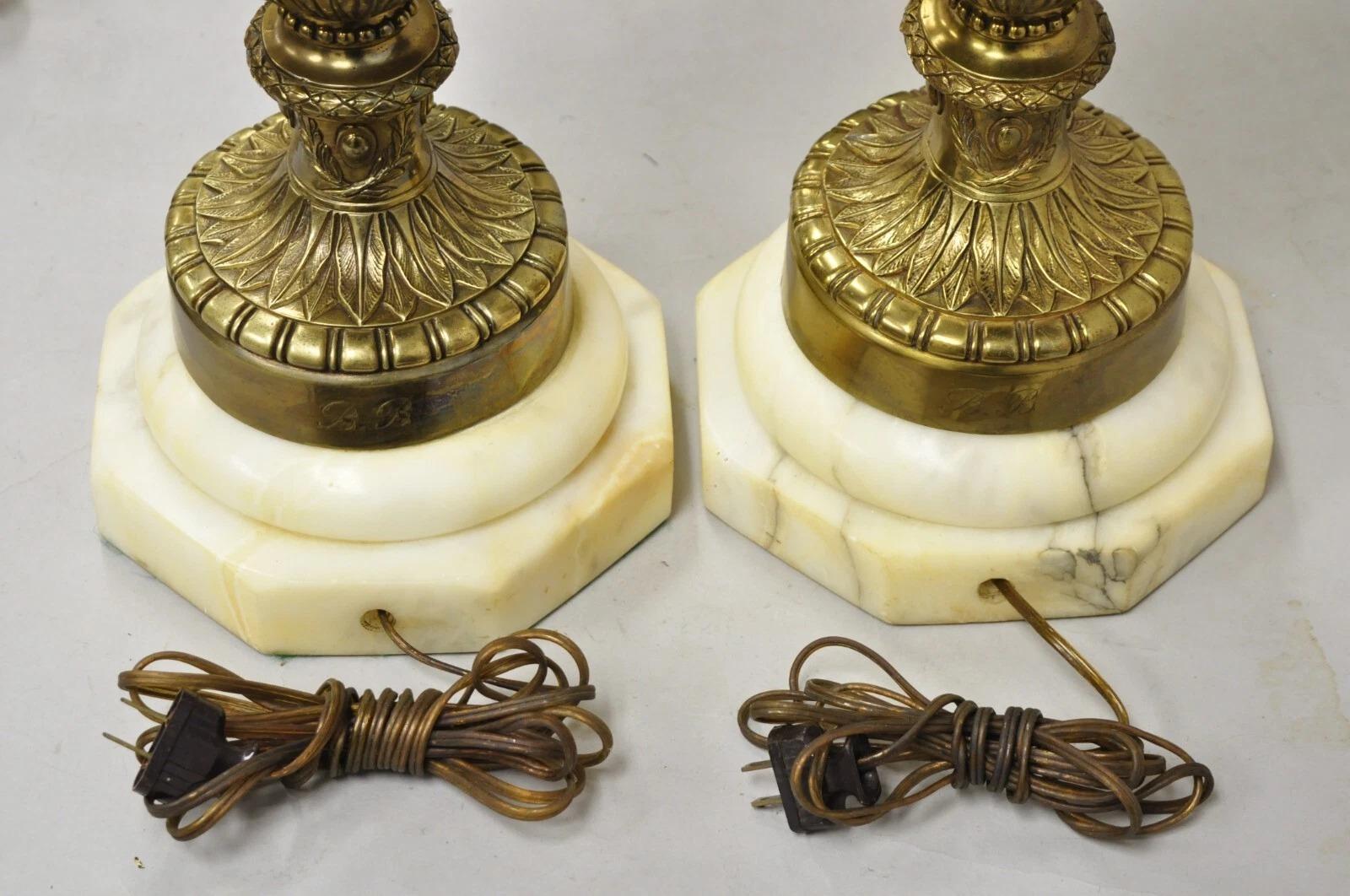 Paire de lampes de table néoclassiques françaises anciennes en bronze doré figurant une urne à deux poignées en vente 5