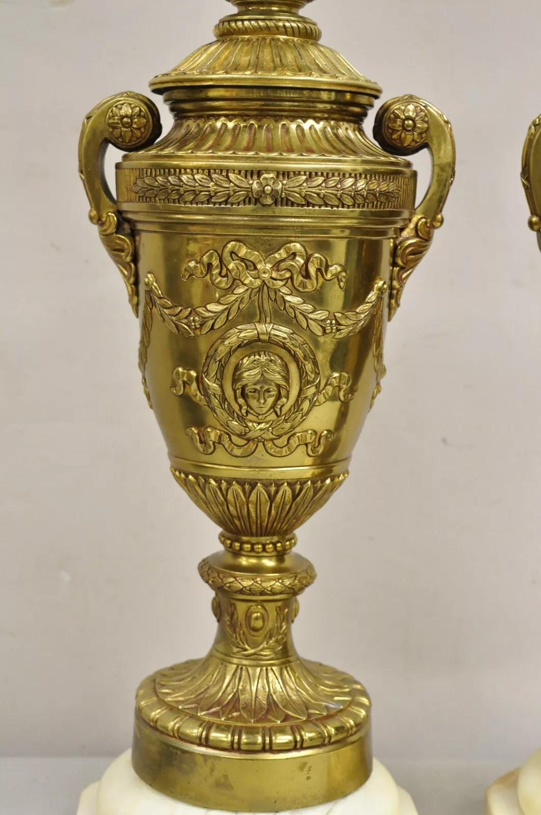 Paire de lampes de table néoclassiques françaises anciennes en bronze doré figurant une urne à deux poignées en vente 6