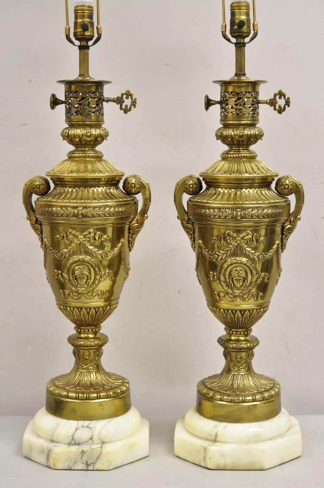 Paire de lampes de table néoclassiques françaises anciennes en bronze doré figurant une urne à deux poignées en vente 8