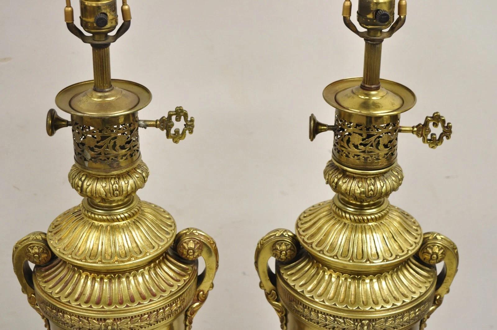 Inconnu Paire de lampes de table néoclassiques françaises anciennes en bronze doré figurant une urne à deux poignées en vente