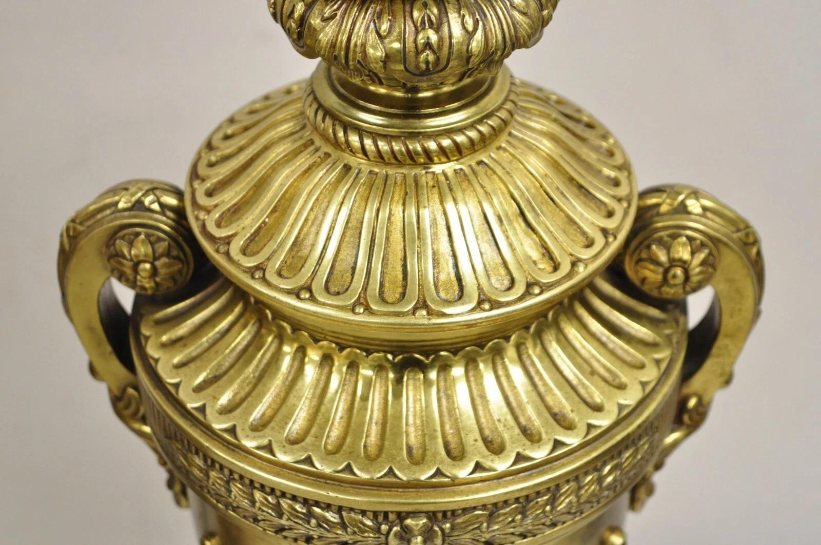 Paire de lampes de table néoclassiques françaises anciennes en bronze doré figurant une urne à deux poignées Bon état - En vente à Philadelphia, PA