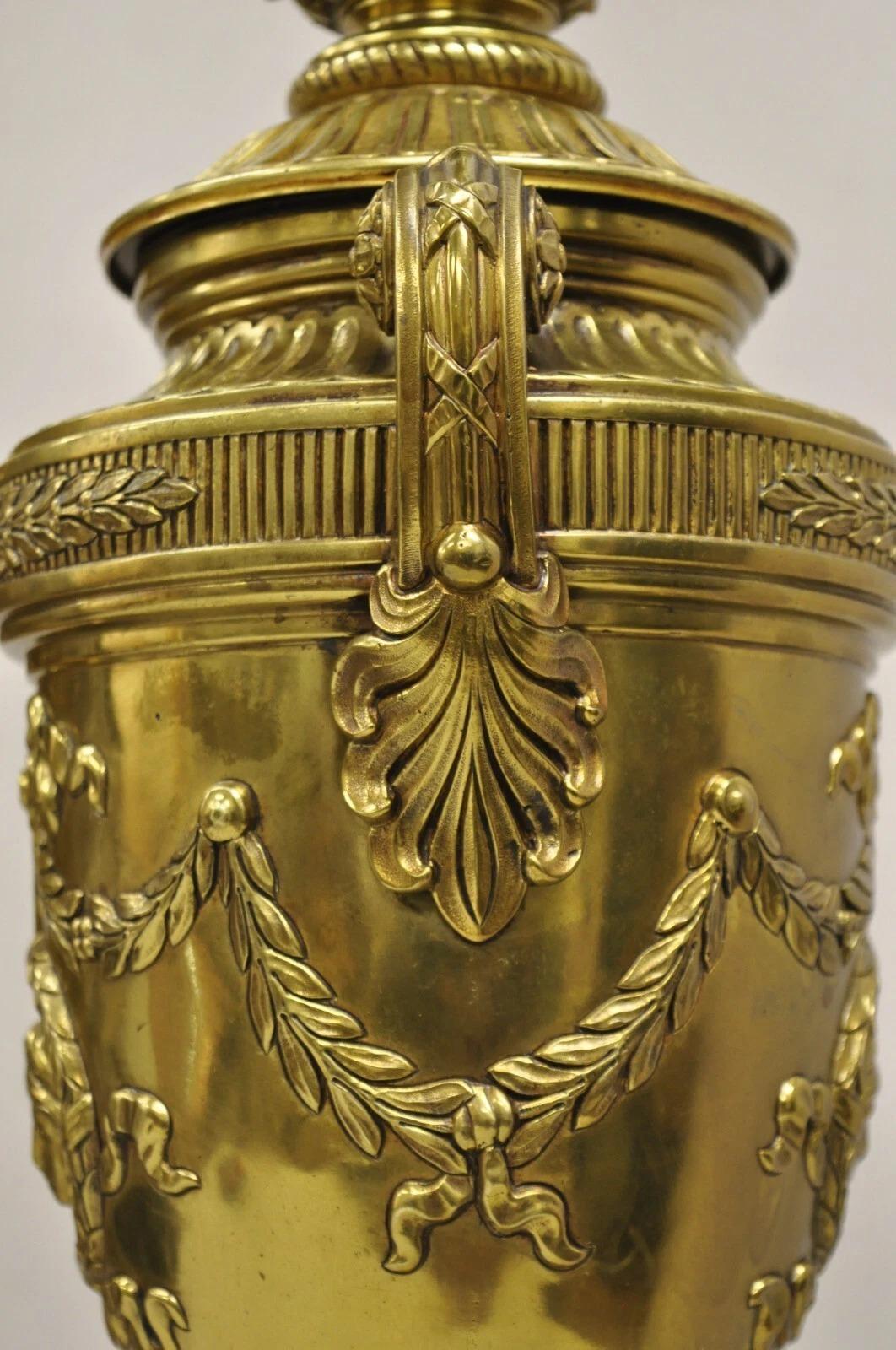 20ième siècle Paire de lampes de table néoclassiques françaises anciennes en bronze doré figurant une urne à deux poignées en vente