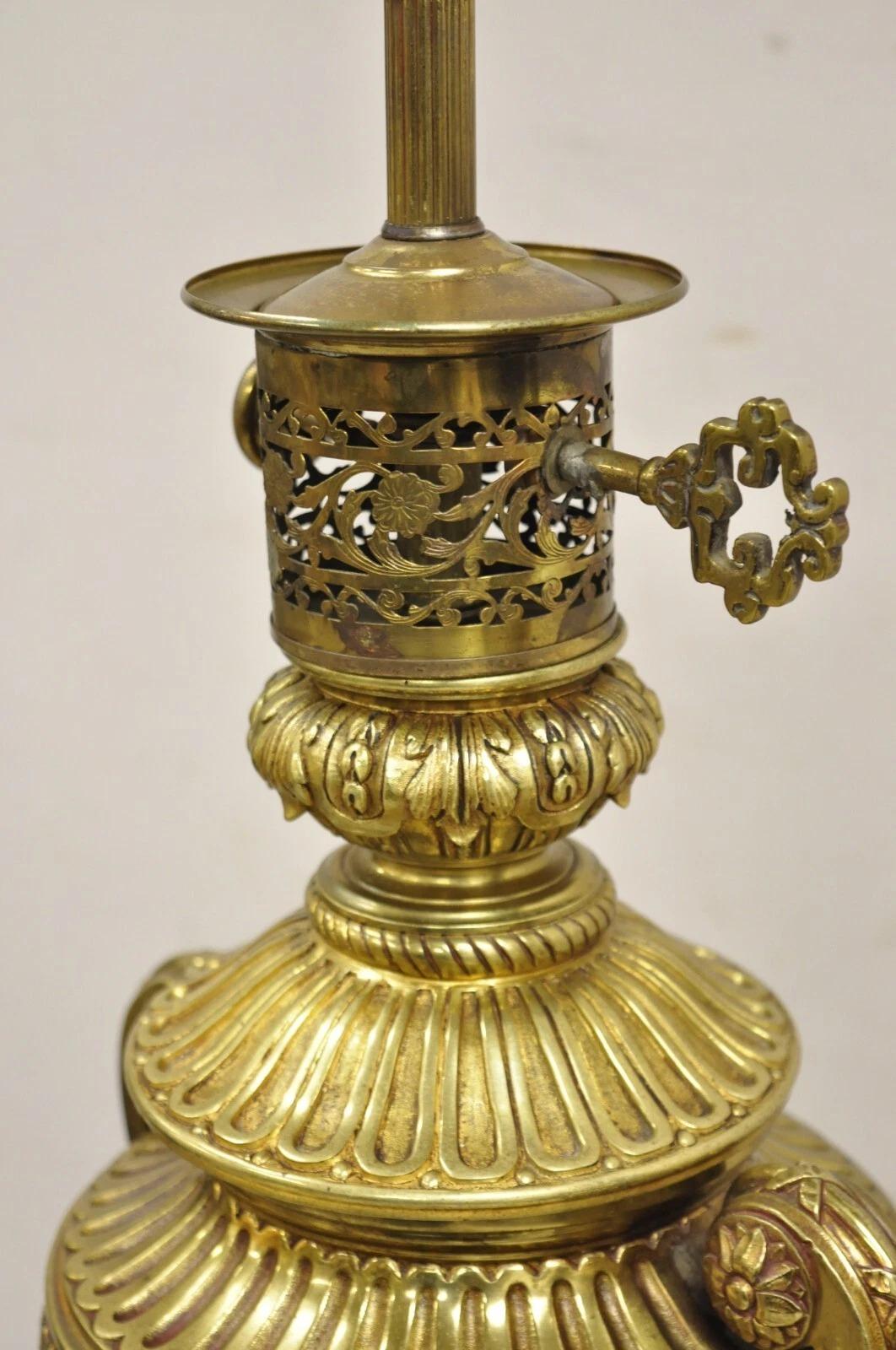 Bronze Paire de lampes de table néoclassiques françaises anciennes en bronze doré figurant une urne à deux poignées en vente