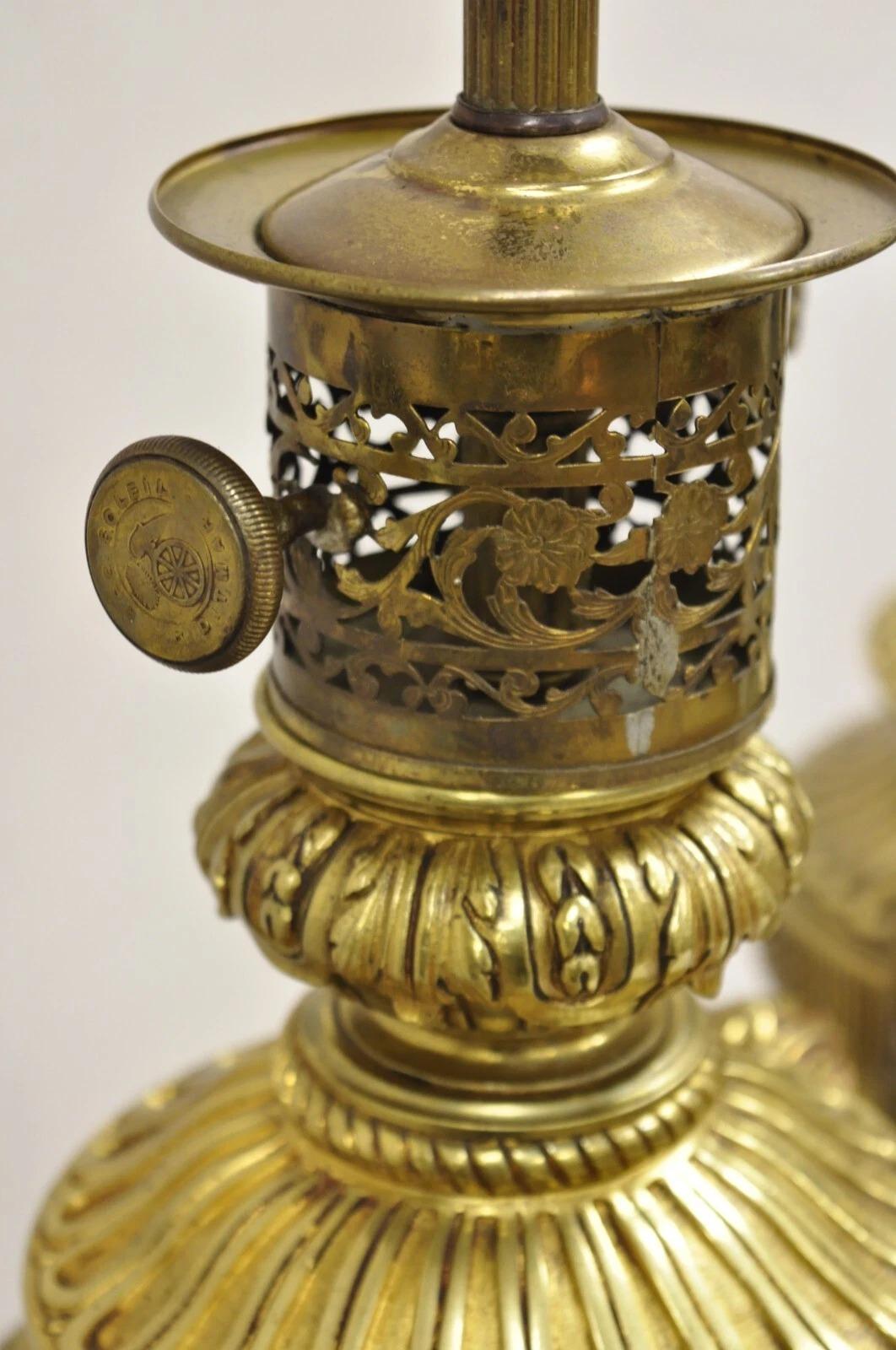 Paire de lampes de table néoclassiques françaises anciennes en bronze doré figurant une urne à deux poignées en vente 1