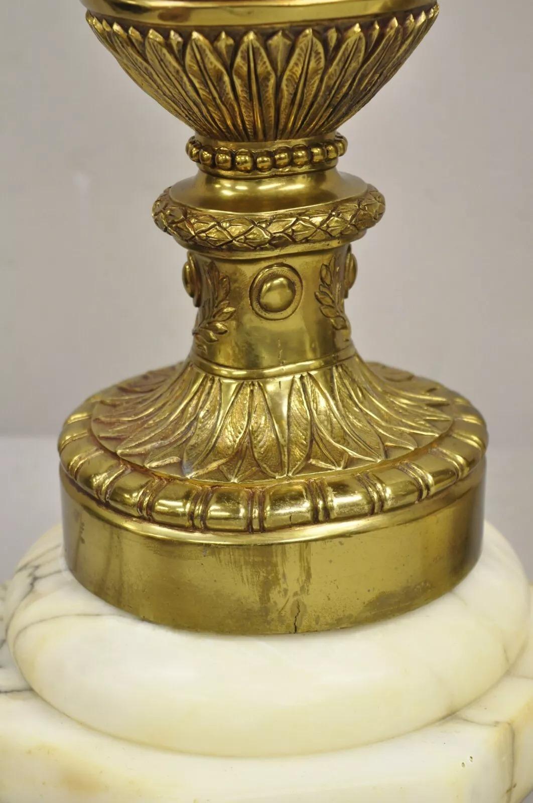 Paire de lampes de table néoclassiques françaises anciennes en bronze doré figurant une urne à deux poignées en vente 2