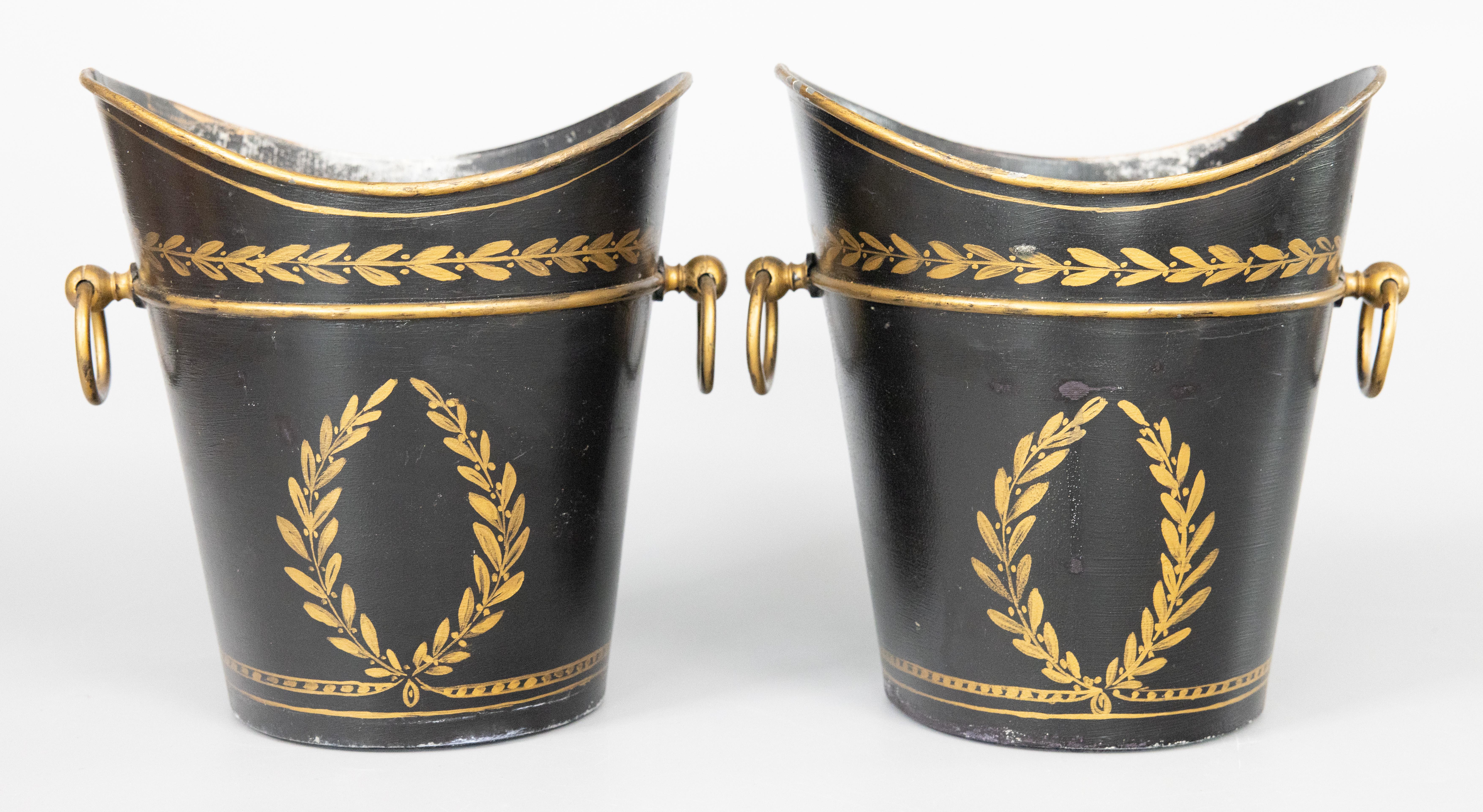 Paire de Cachepots Jardinieres Anciennes Toles Néoclassiques Françaises Dorées en vente 5