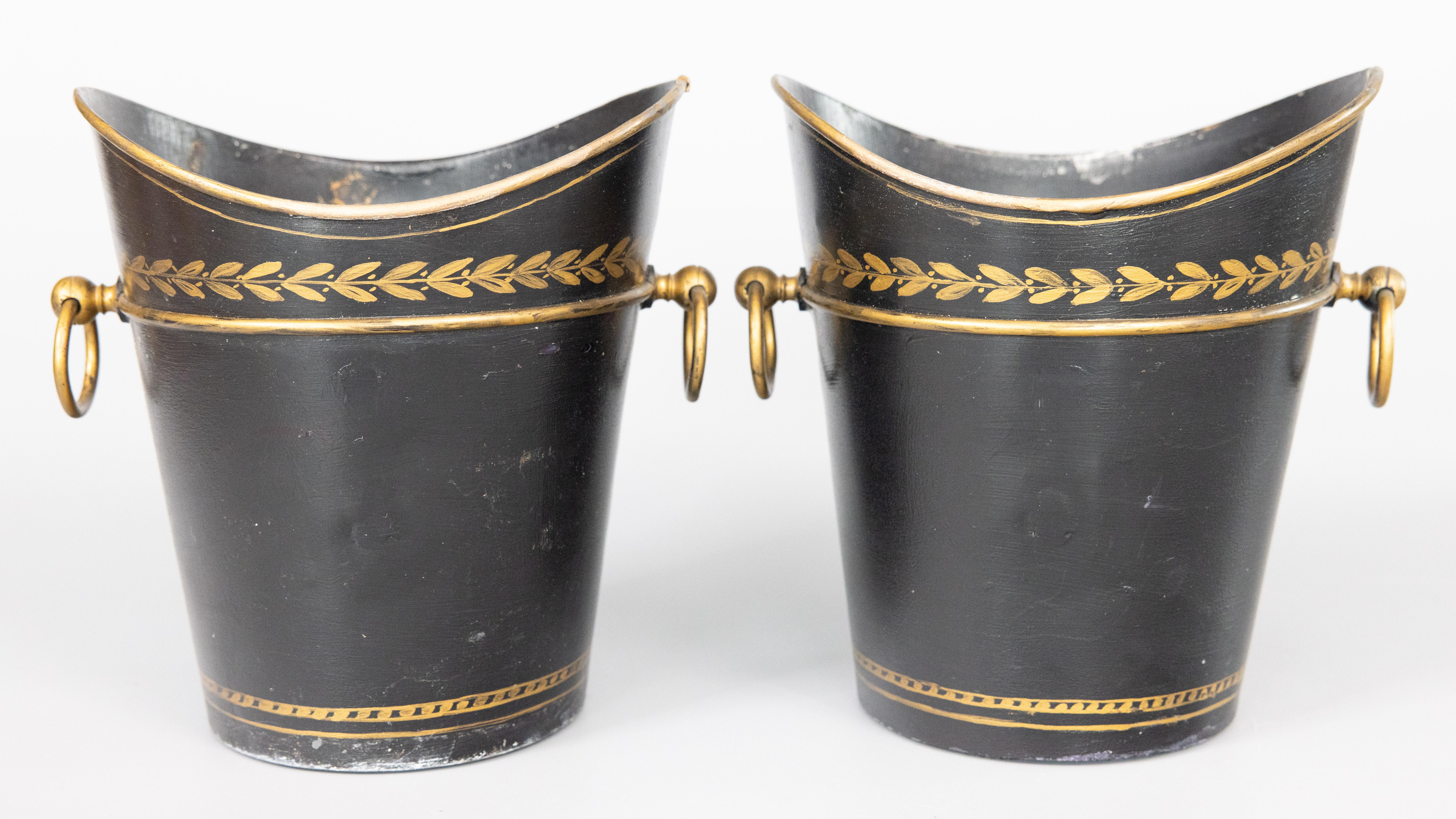 Peint à la main Paire de Cachepots Jardinieres Anciennes Toles Néoclassiques Françaises Dorées en vente