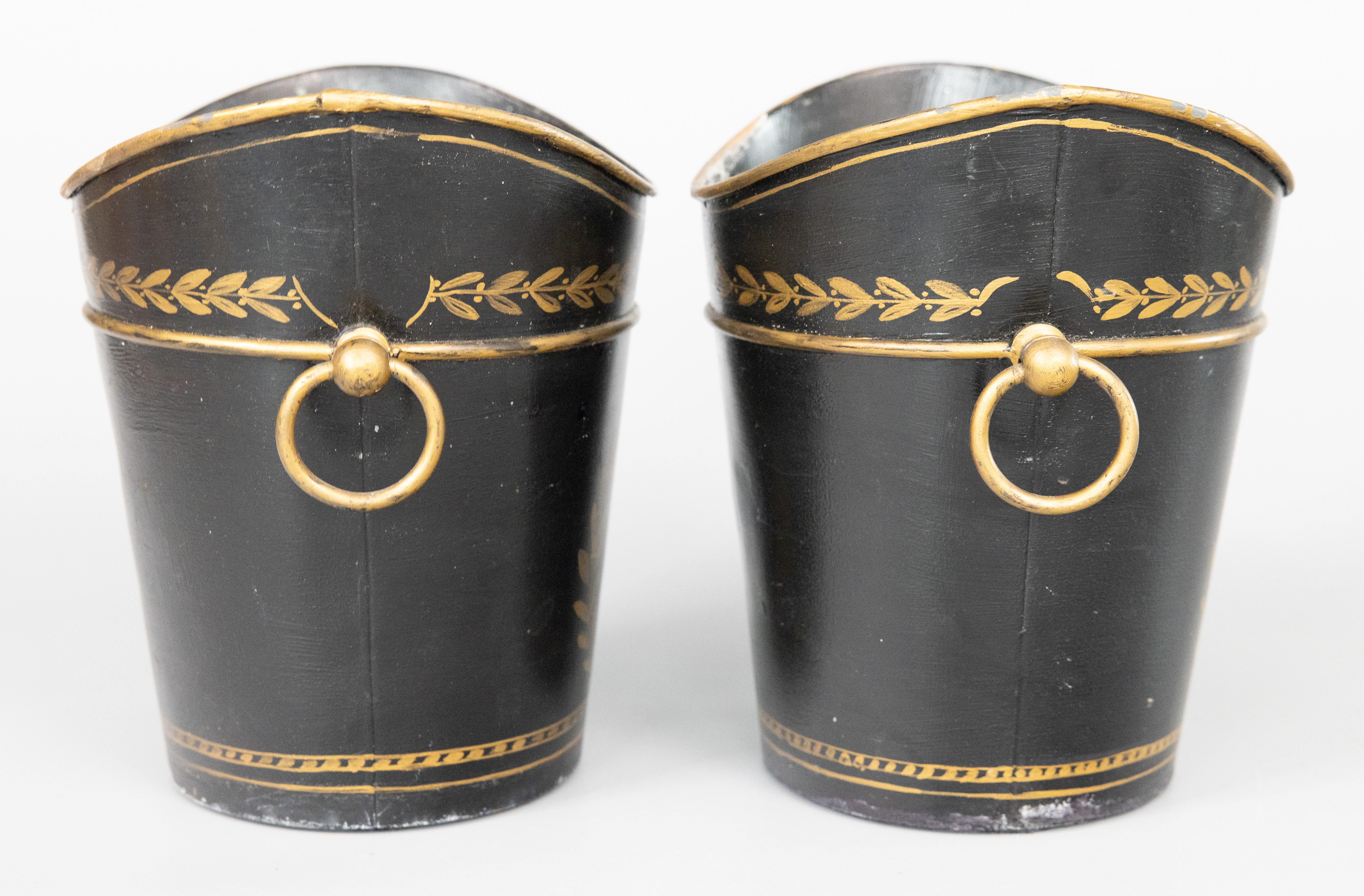 Paire de Cachepots Jardinieres Anciennes Toles Néoclassiques Françaises Dorées Bon état - En vente à Pearland, TX