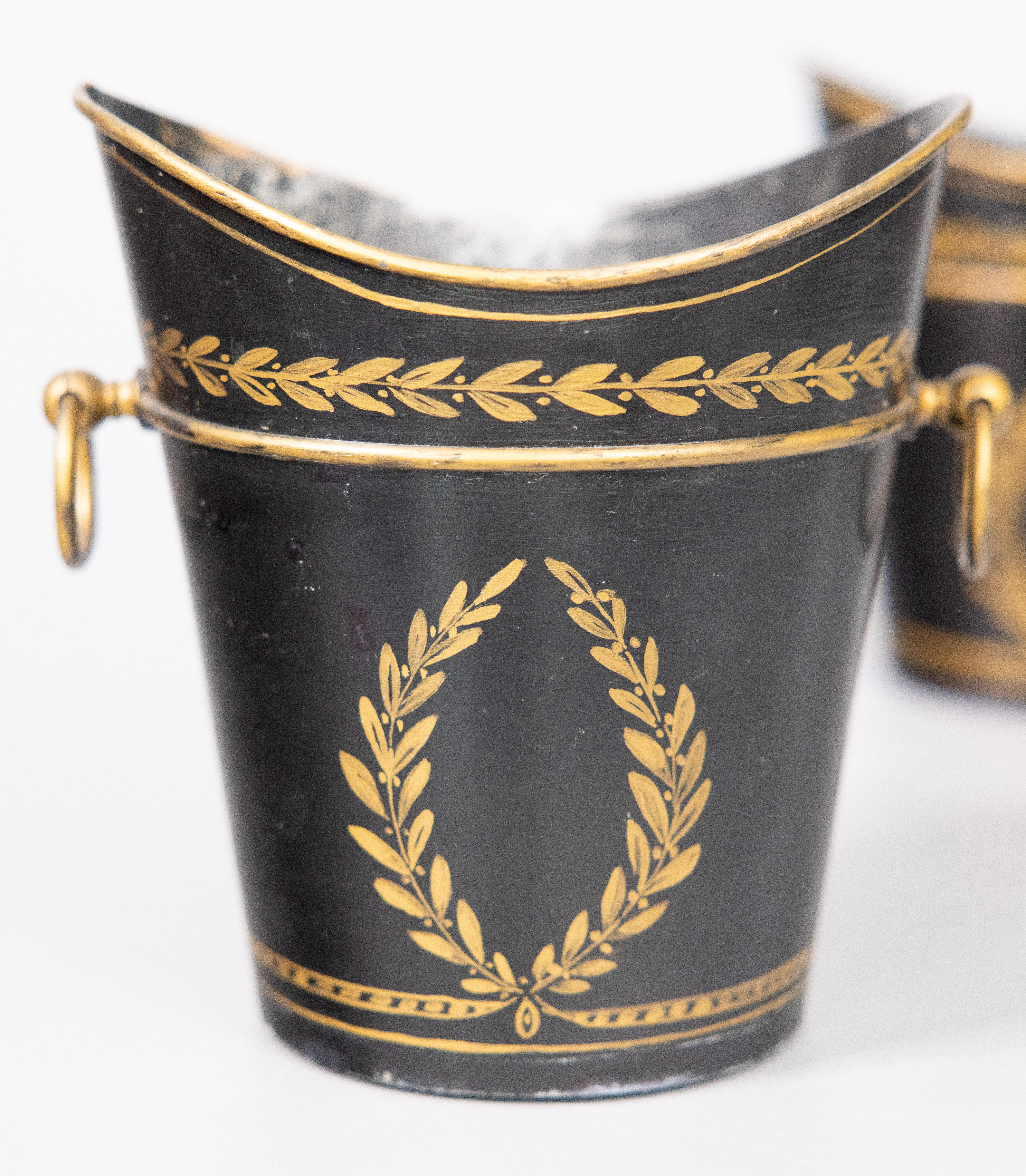 20ième siècle Paire de Cachepots Jardinieres Anciennes Toles Néoclassiques Françaises Dorées en vente