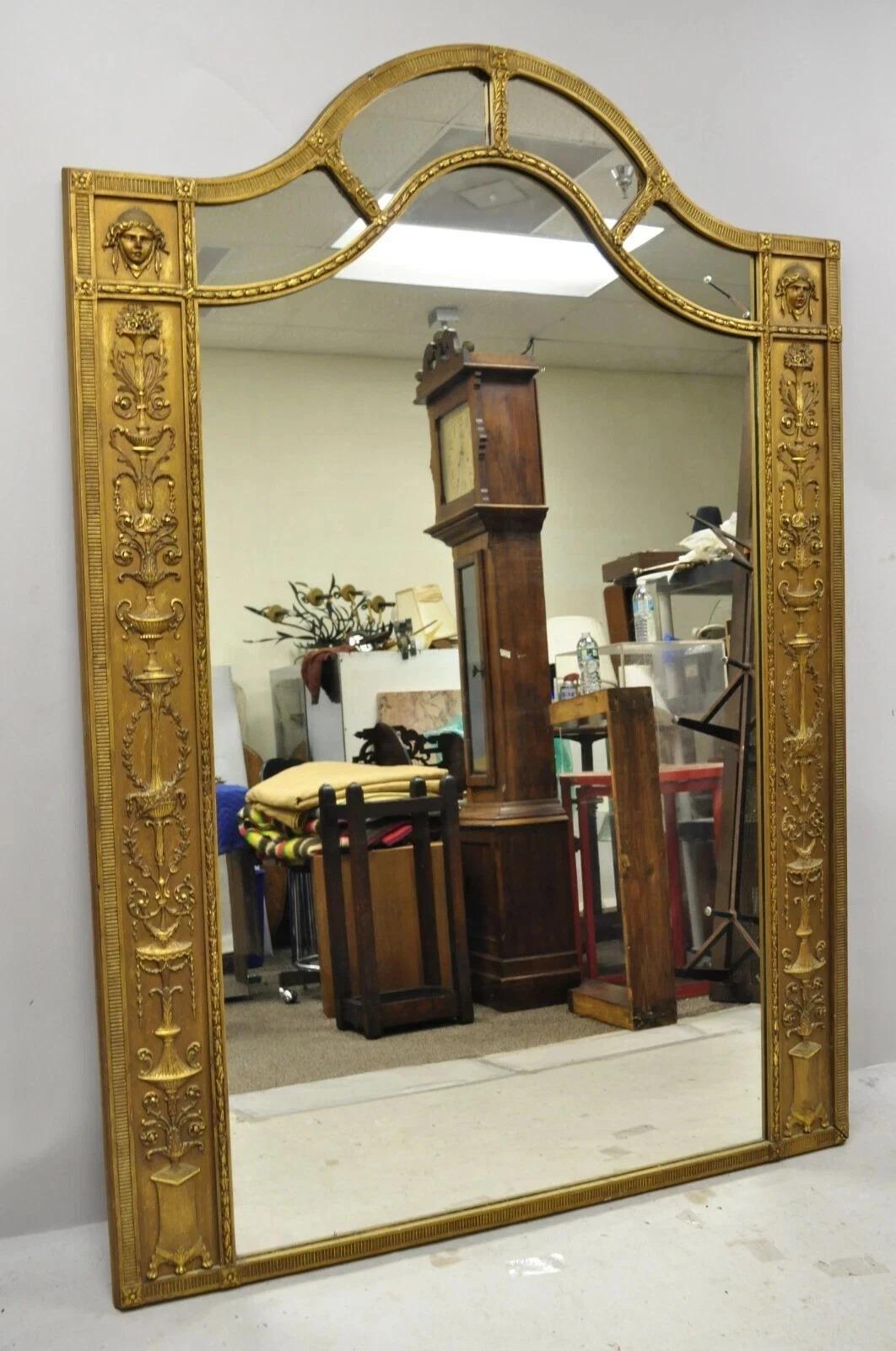 Antique French Neoclassical Gold Figural Gesso Espejo de pie grande 76x54 Trumeau. El artículo tiene un tamaño grande e impresionante, detalles figurados en gesso dorado, rostros de doncellas, urnas y coronas, acabado dorado desgastado, artículo