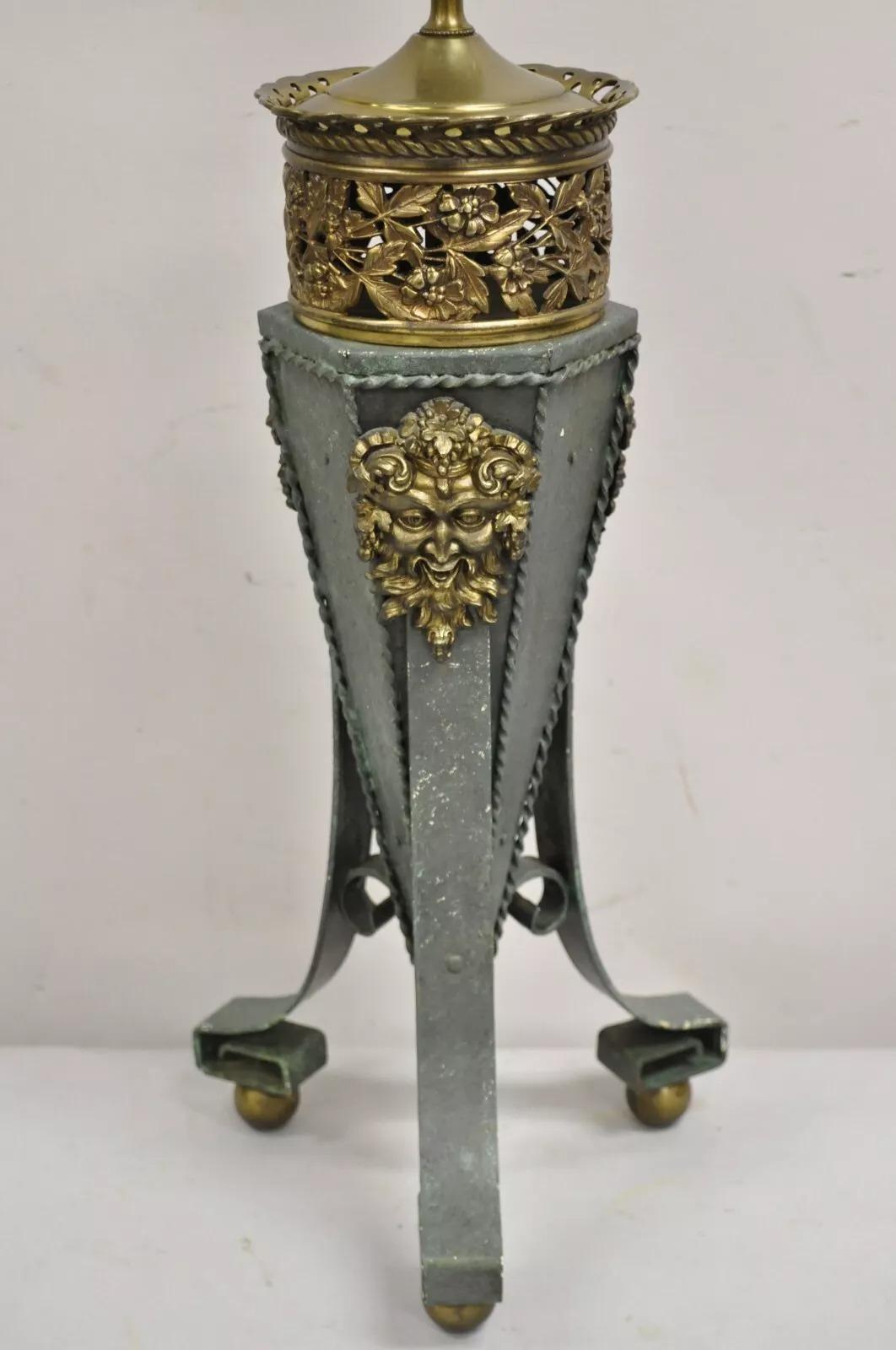 Ancienne lampe de bureau néoclassique française en fer vert avec visage de Bacchus en laiton en vente 3