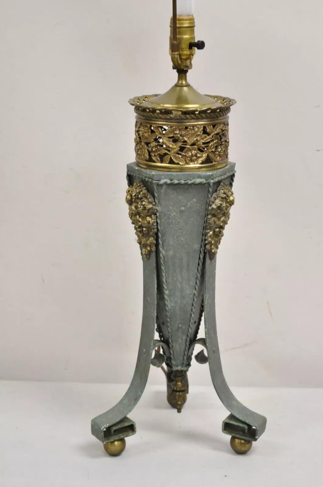Ancienne lampe de bureau néoclassique française en fer vert avec visage de Bacchus en laiton en vente 4