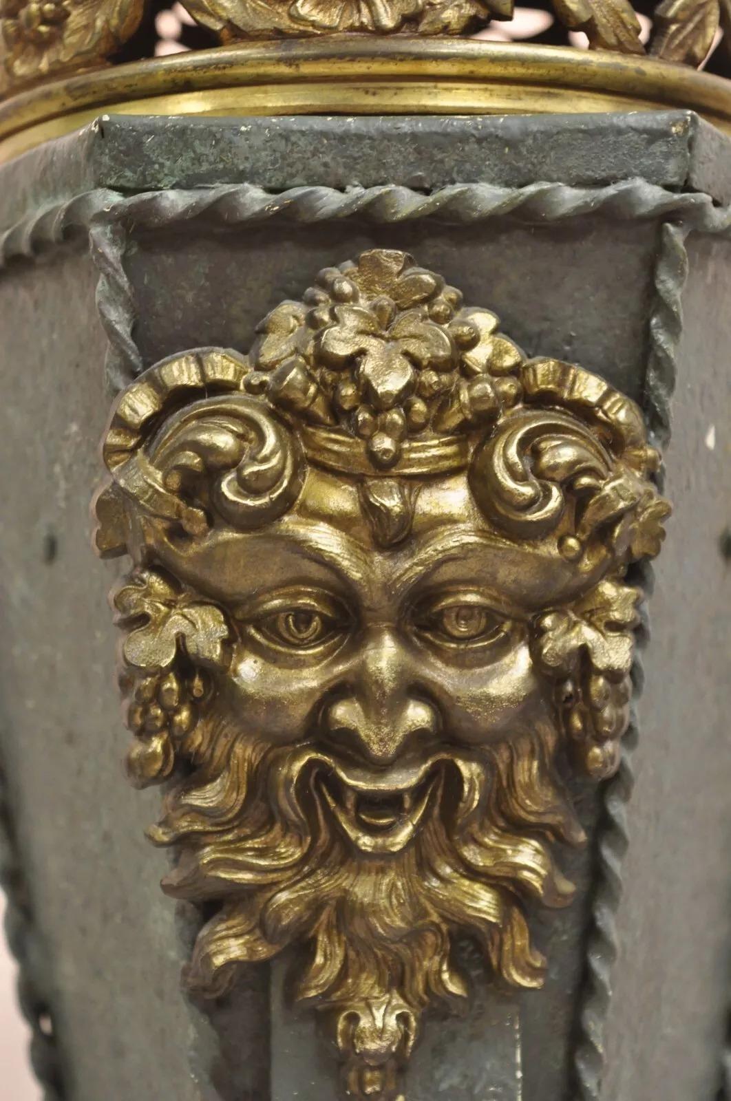 Ancienne lampe de bureau néoclassique française en fer vert avec visage de Bacchus en laiton en vente 5