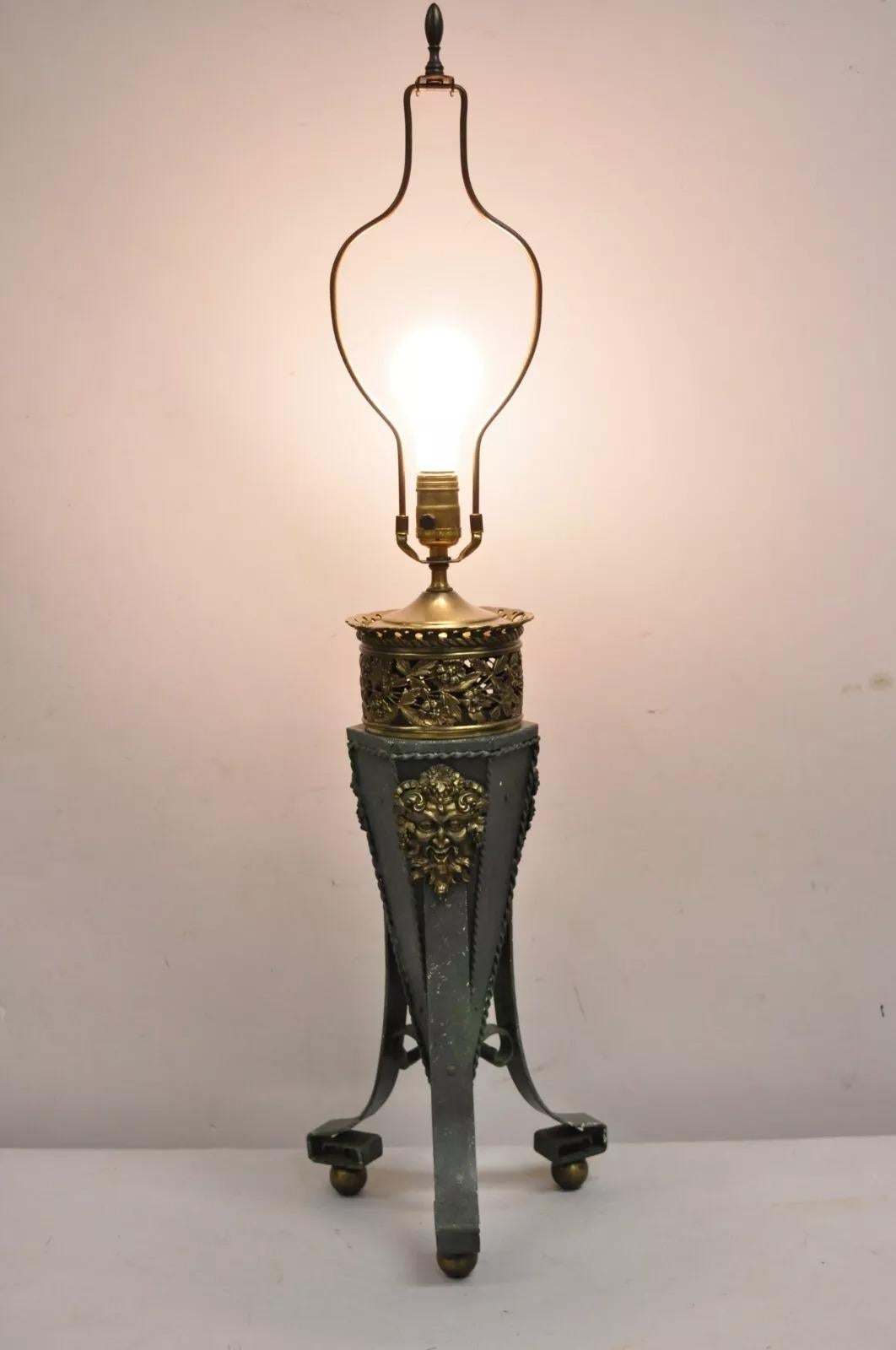 Lampe de table ancienne en fer vert néoclassique français avec visage de Bacchus en laiton. Circa Early 20th Century. Dimensions : 37