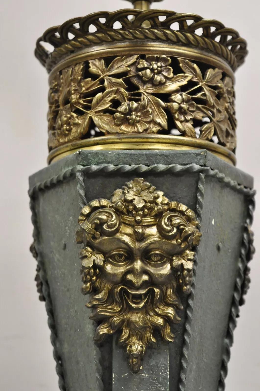 Néoclassique Ancienne lampe de bureau néoclassique française en fer vert avec visage de Bacchus en laiton en vente