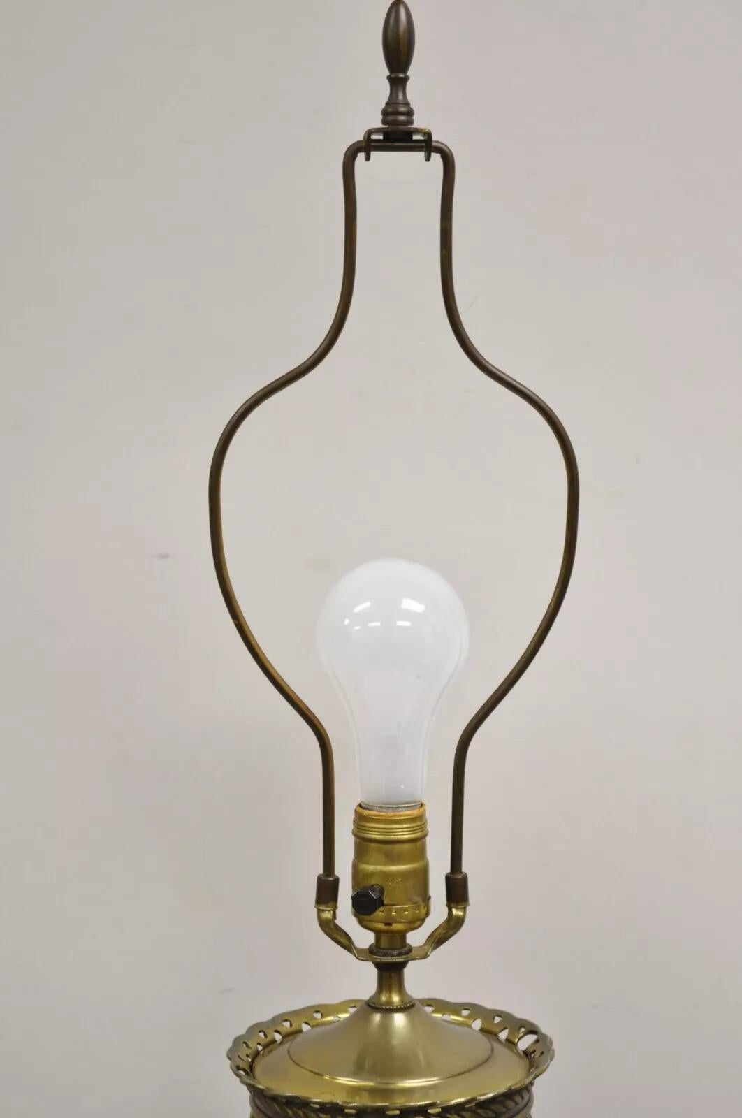Inconnu Ancienne lampe de bureau néoclassique française en fer vert avec visage de Bacchus en laiton en vente