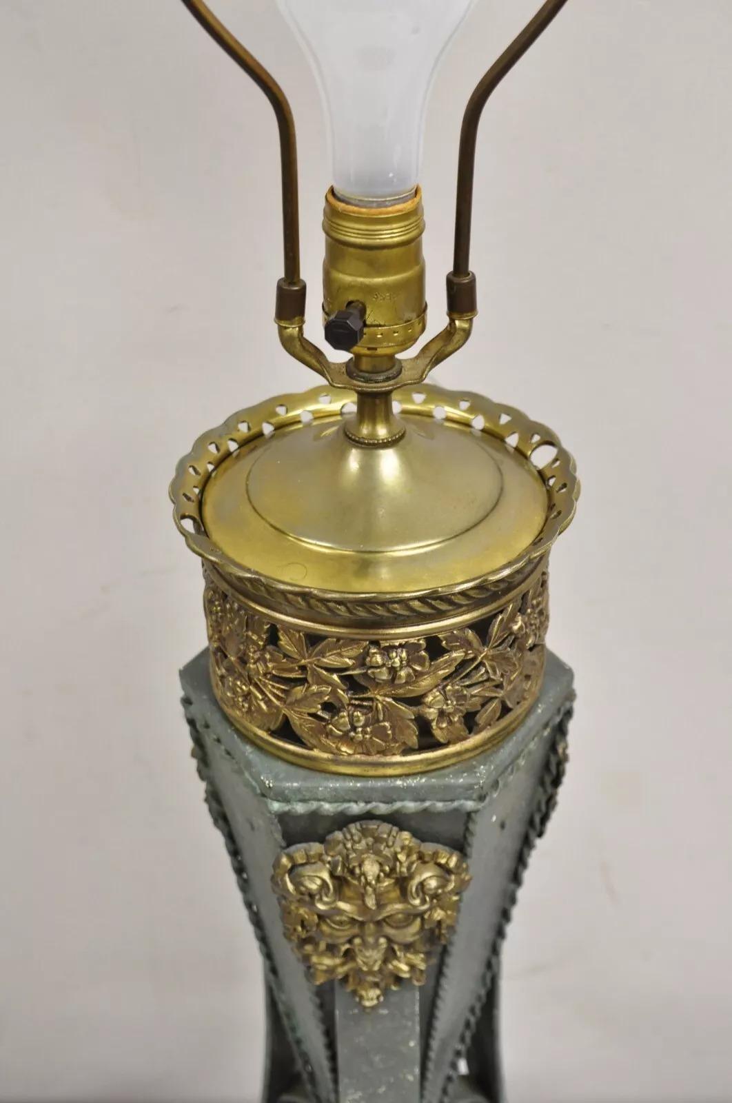 Ancienne lampe de bureau néoclassique française en fer vert avec visage de Bacchus en laiton Bon état - En vente à Philadelphia, PA