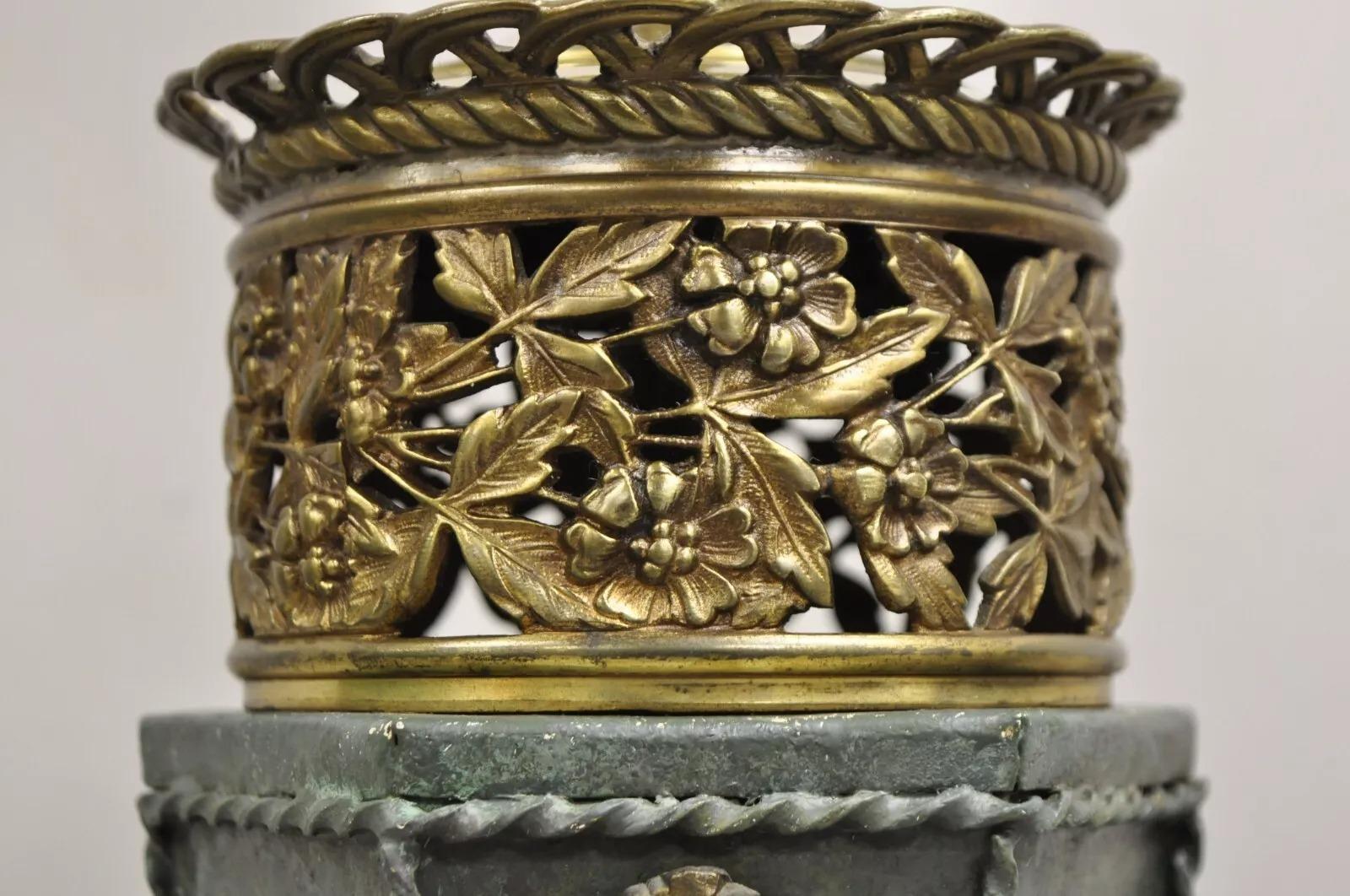 20ième siècle Ancienne lampe de bureau néoclassique française en fer vert avec visage de Bacchus en laiton en vente