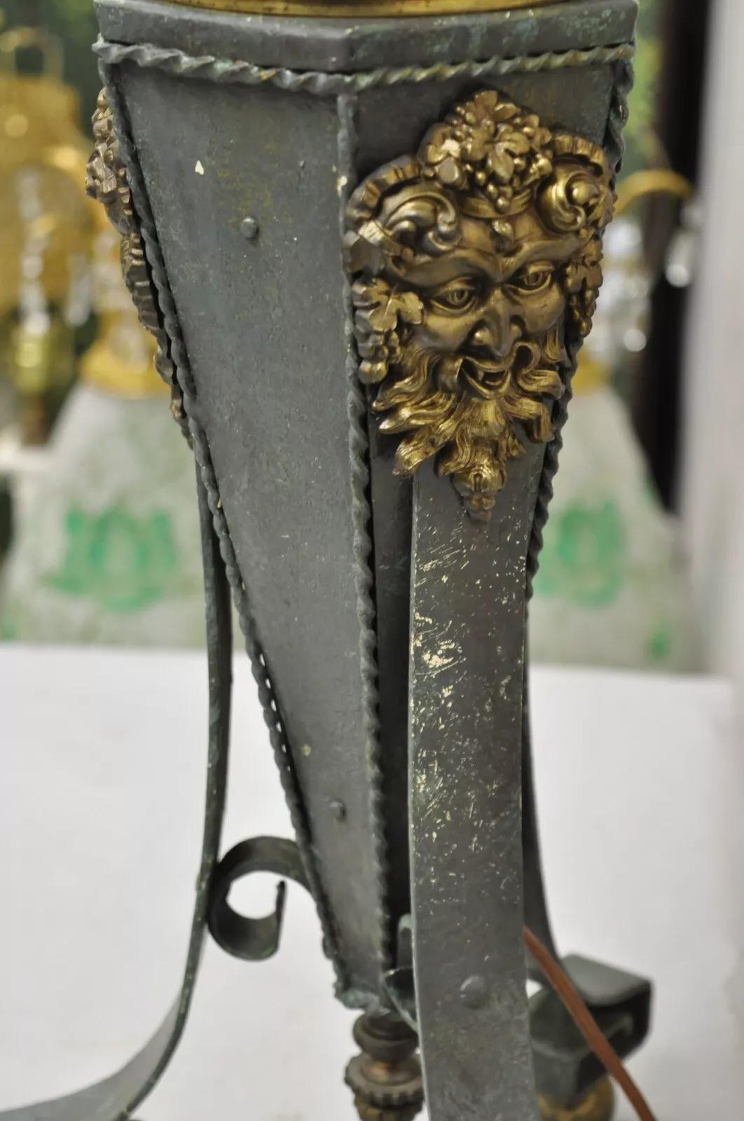 Ancienne lampe de bureau néoclassique française en fer vert avec visage de Bacchus en laiton en vente 1