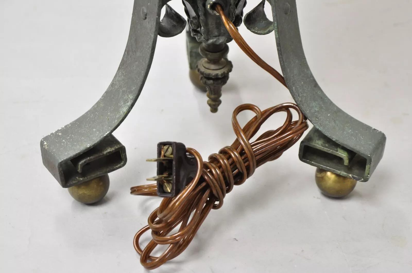 Ancienne lampe de bureau néoclassique française en fer vert avec visage de Bacchus en laiton en vente 2