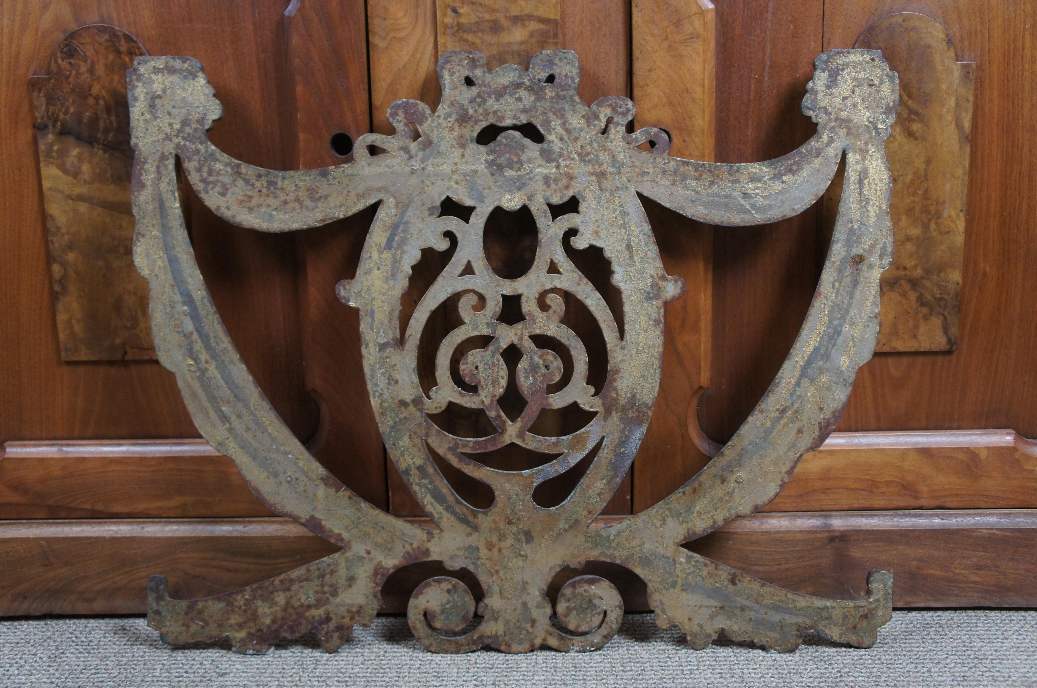 Antique French Neoclassical Iron Fleur de Lis Reclaimed Screen Wall Plaque In Good Condition In Dayton, OH