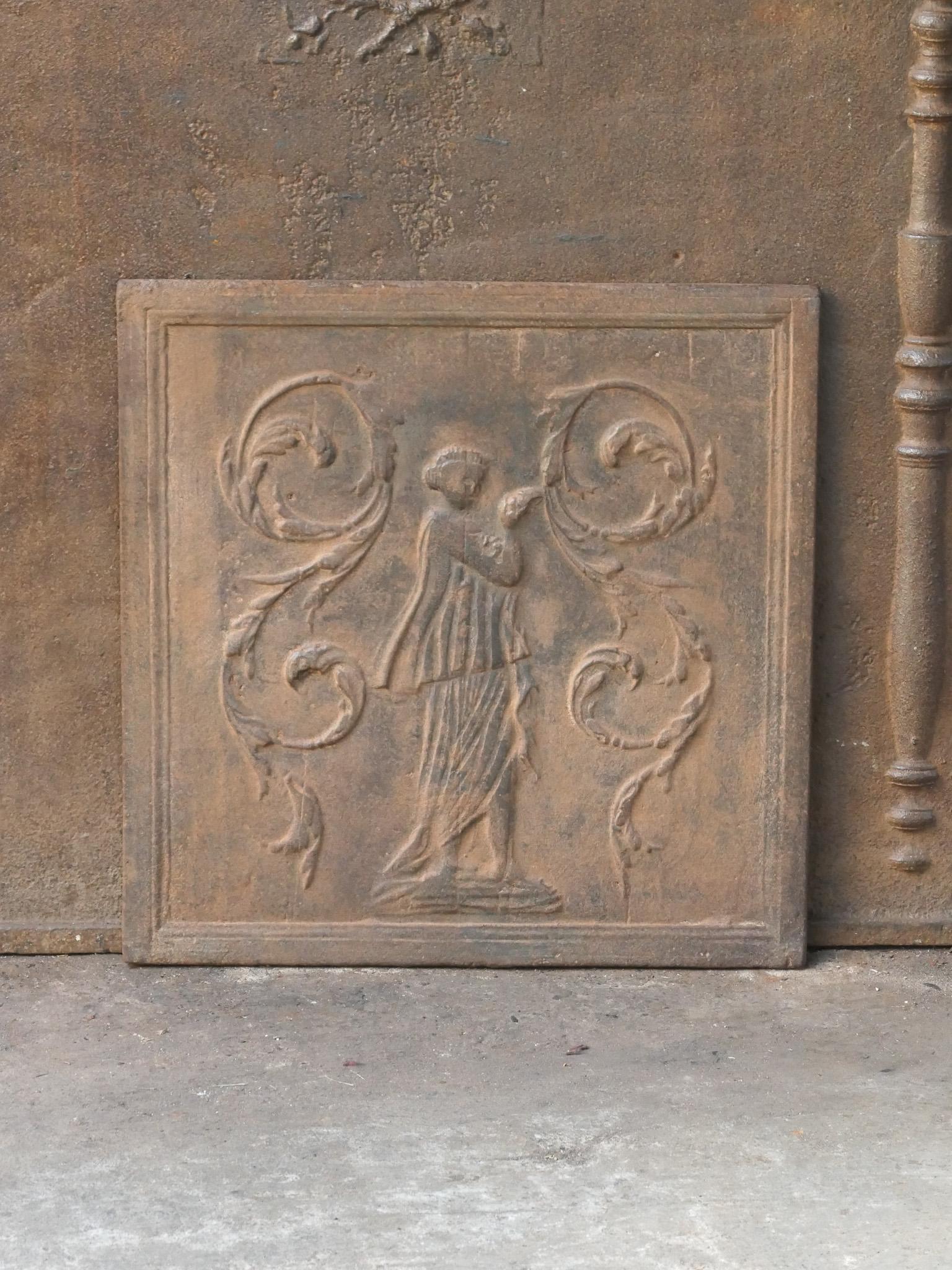Caminetto neoclassico francese del XVIII/XIX secolo. 

Lo schienale è in ghisa e presenta una patina marrone naturale. Su richiesta può essere realizzato in nero/ peltro. Lo schienale del camino è in buone condizioni e non presenta