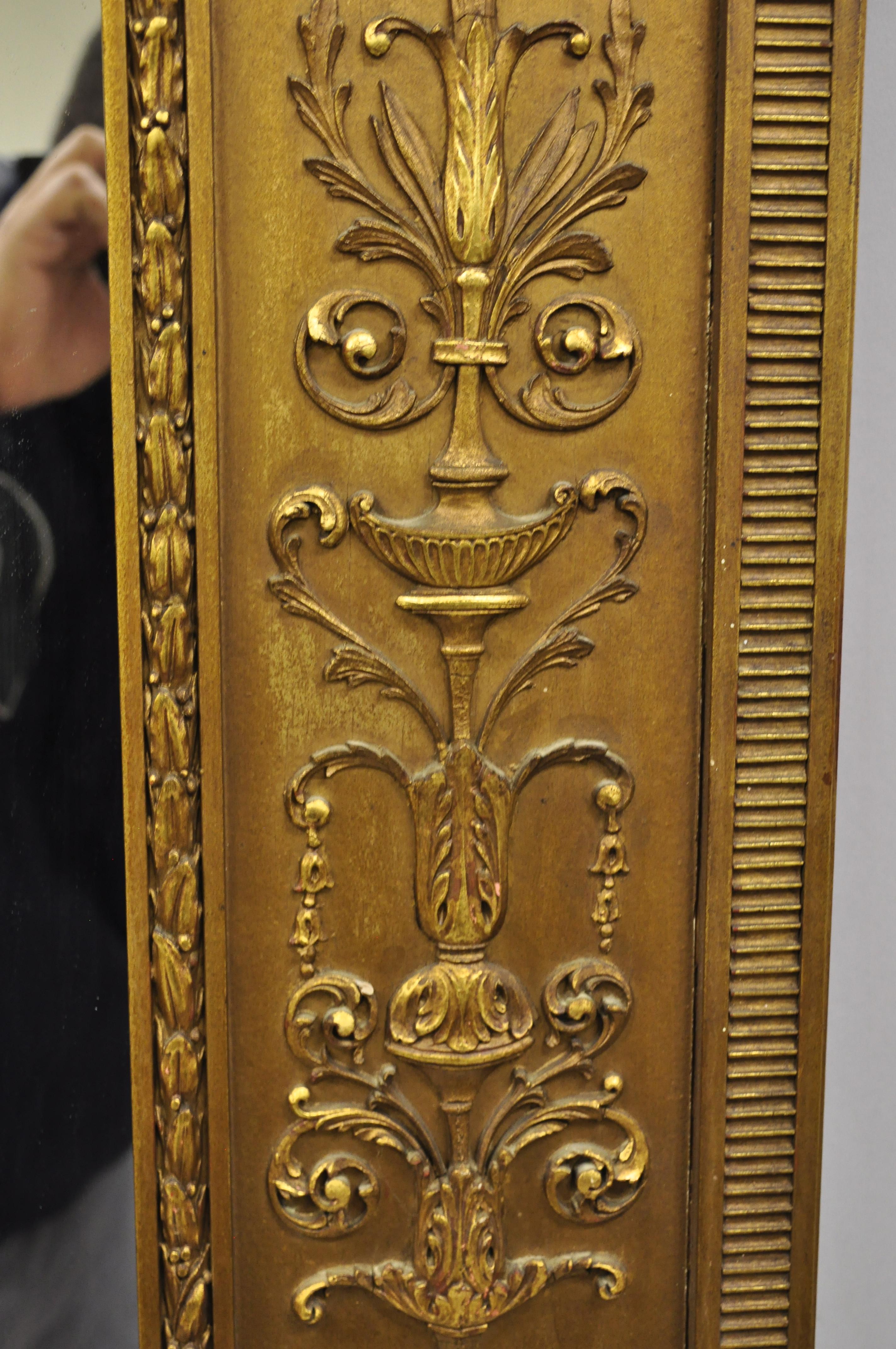 Grand miroir de sol Trumeau néoclassique français ancien en gesso figuratif doré Bon état - En vente à Philadelphia, PA