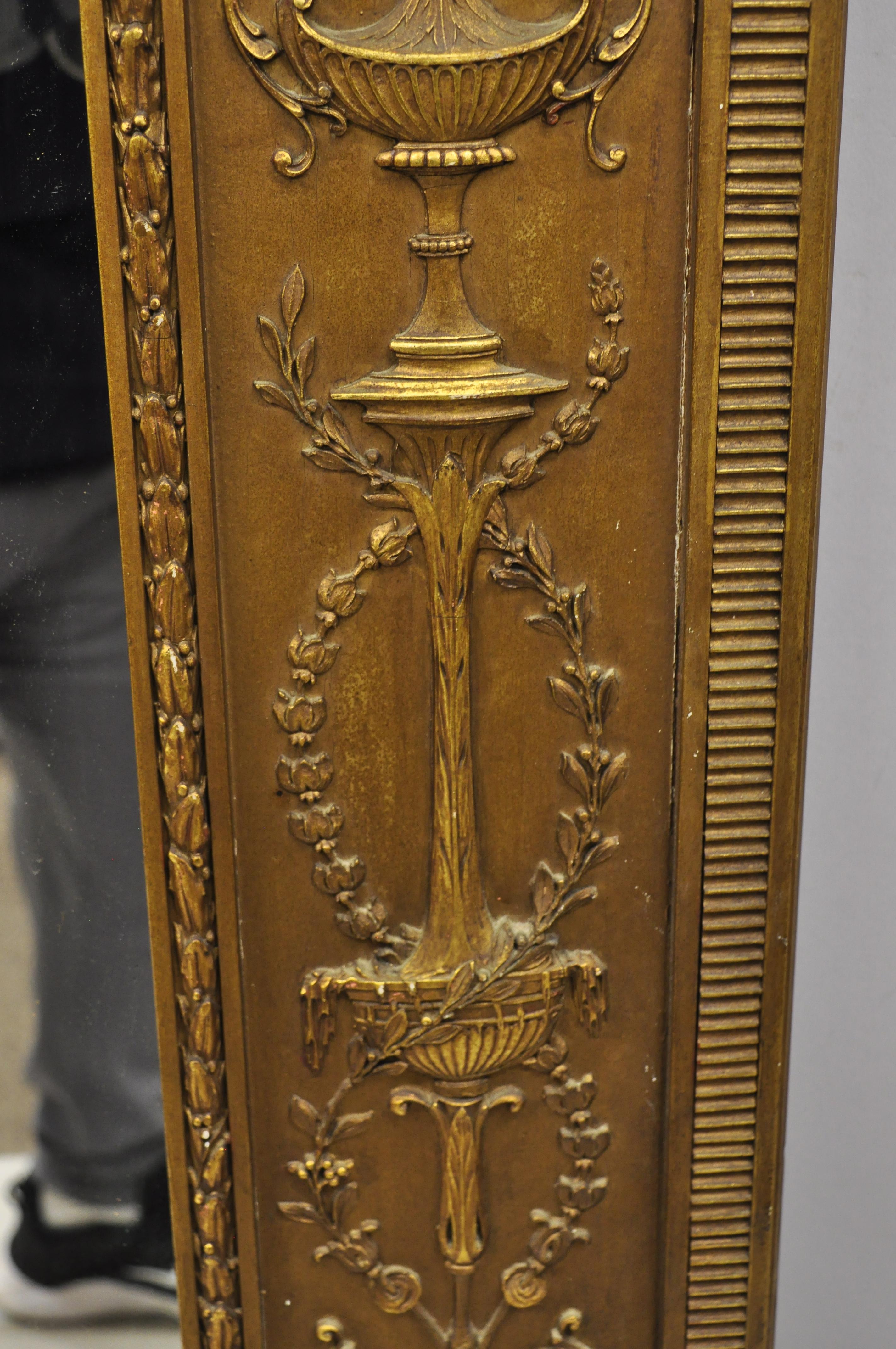 20ième siècle Grand miroir de sol Trumeau néoclassique français ancien en gesso figuratif doré en vente