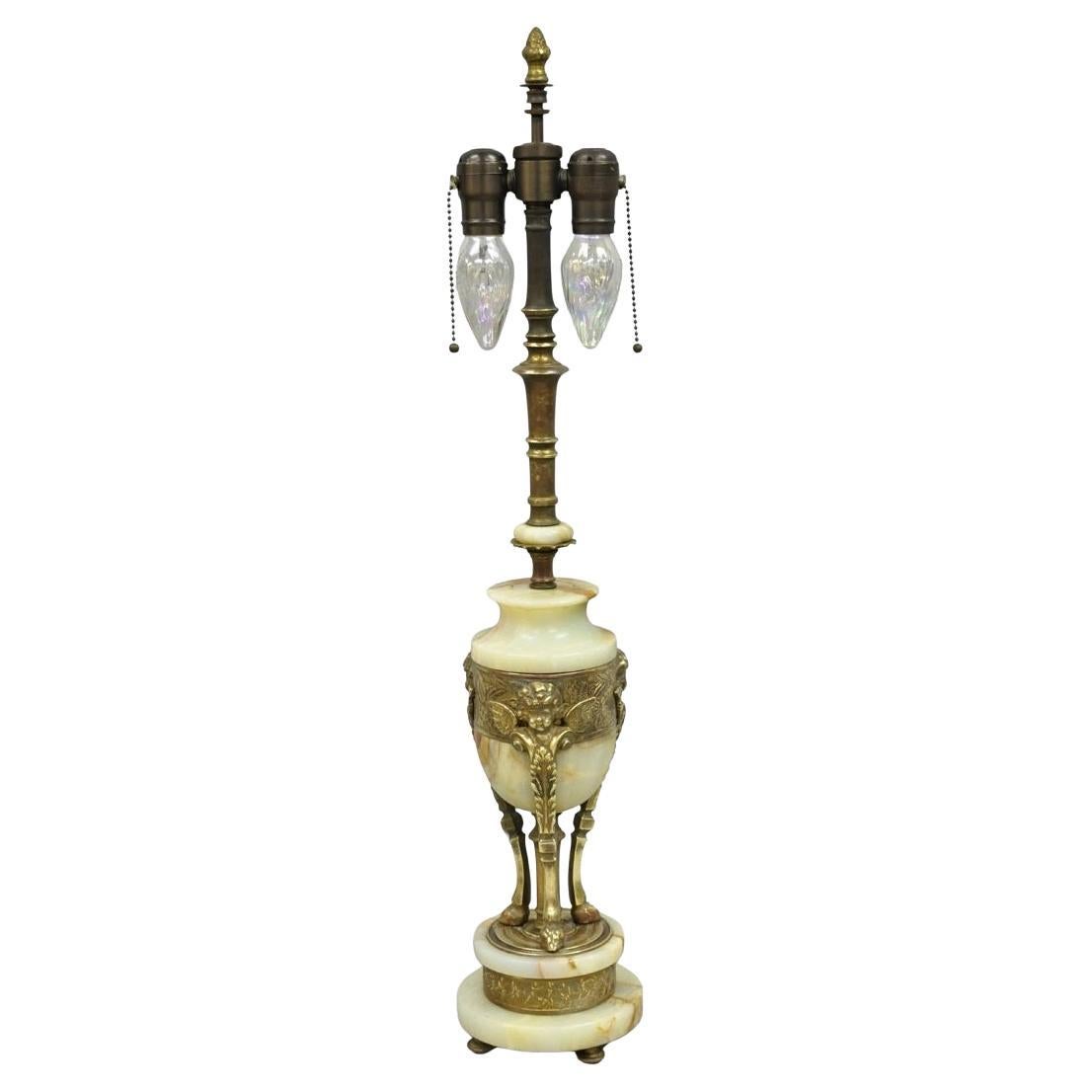 Antique Lampe de table néoclassique française Louis XV Urne en onyx Figural Chérubin en bronze