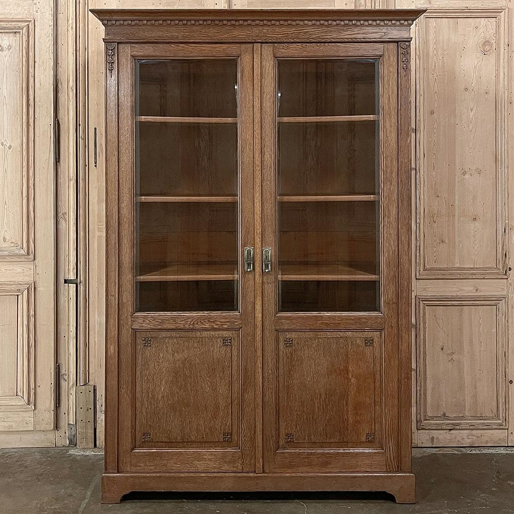 Antique French Neoclassical Louis XVI Oak Bookcase In Good Condition For Sale In Dallas, TX