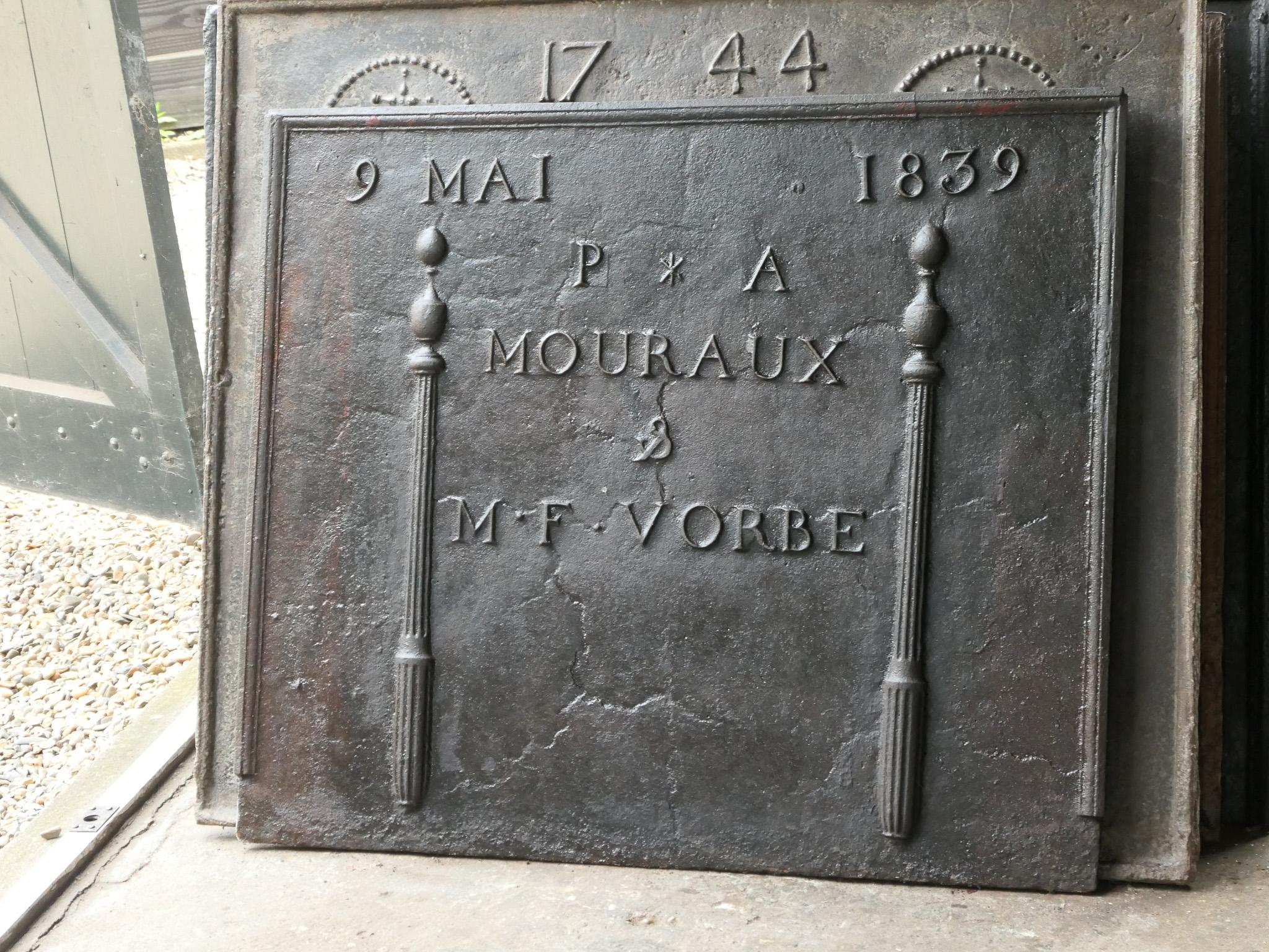 Französische neoklassizistische Kaminplatte aus dem 19. Jahrhundert, gegossen zu Ehren der Hochzeit von P.A. Mouraux und M.F. Vorbe im Jahr 1839. Die beiden Säulen, die sogenannten Säulen der Freiheit, symbolisieren die Freiheit, einen der drei
