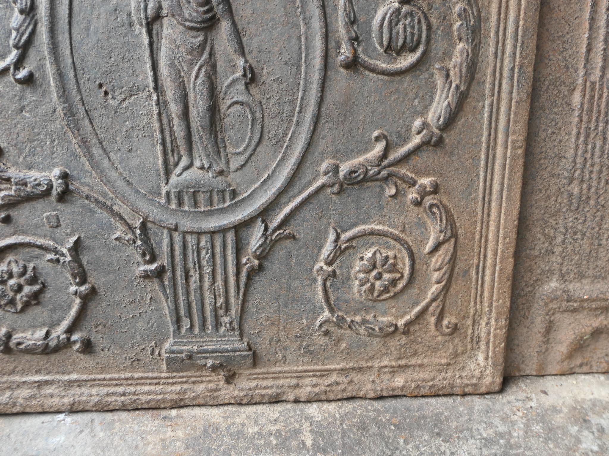 Antike französische neoklassizistische 'Minerva' Kaminrückwand, 18-19. im Angebot 3