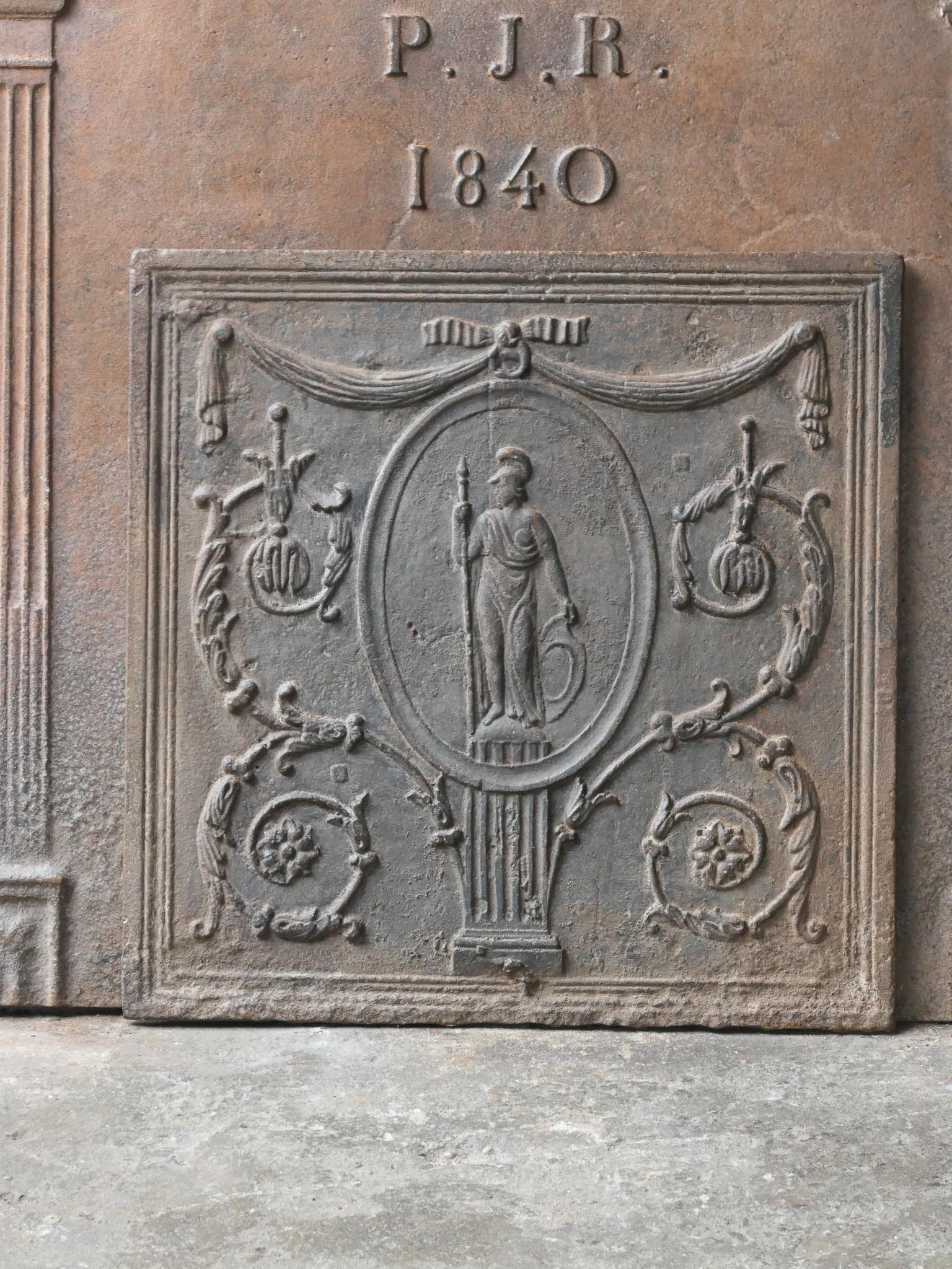 Französische neoklassizistische Kaminplatte des 18. und 19. Jahrhunderts mit der Göttin Minerva. Göttin des Wissens, des Intellekts und des Einfallsreichtums des menschlichen Geistes. Sie wird oft mit einer Eule, dem Symbol der Weisheit, abgebildet.
