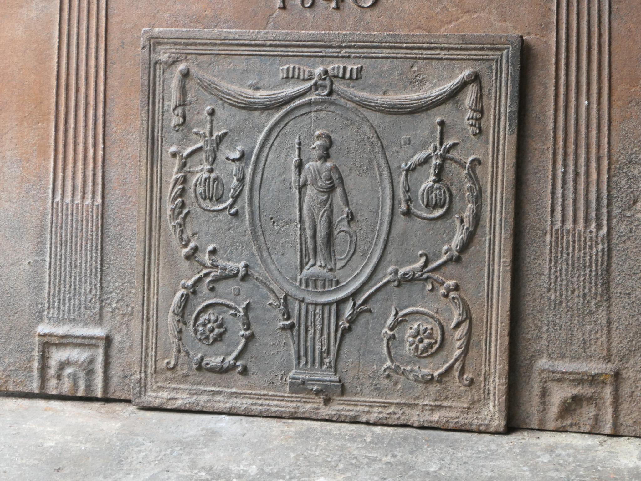 Antike französische neoklassizistische 'Minerva' Kaminrückwand, 18-19. (Gegossen) im Angebot