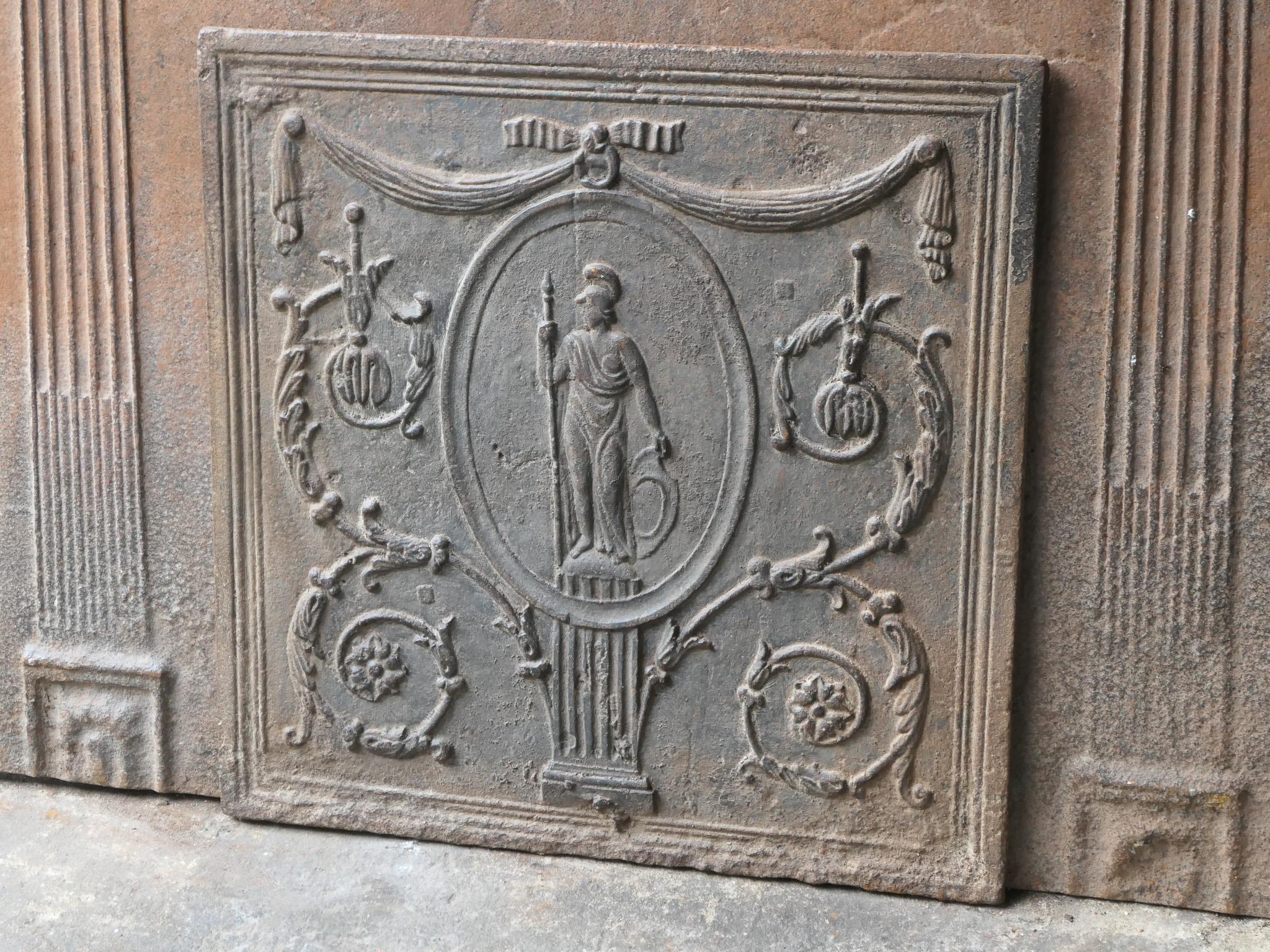 Antike französische neoklassizistische 'Minerva' Kaminrückwand, 18-19. im Zustand „Gut“ im Angebot in Amerongen, NL