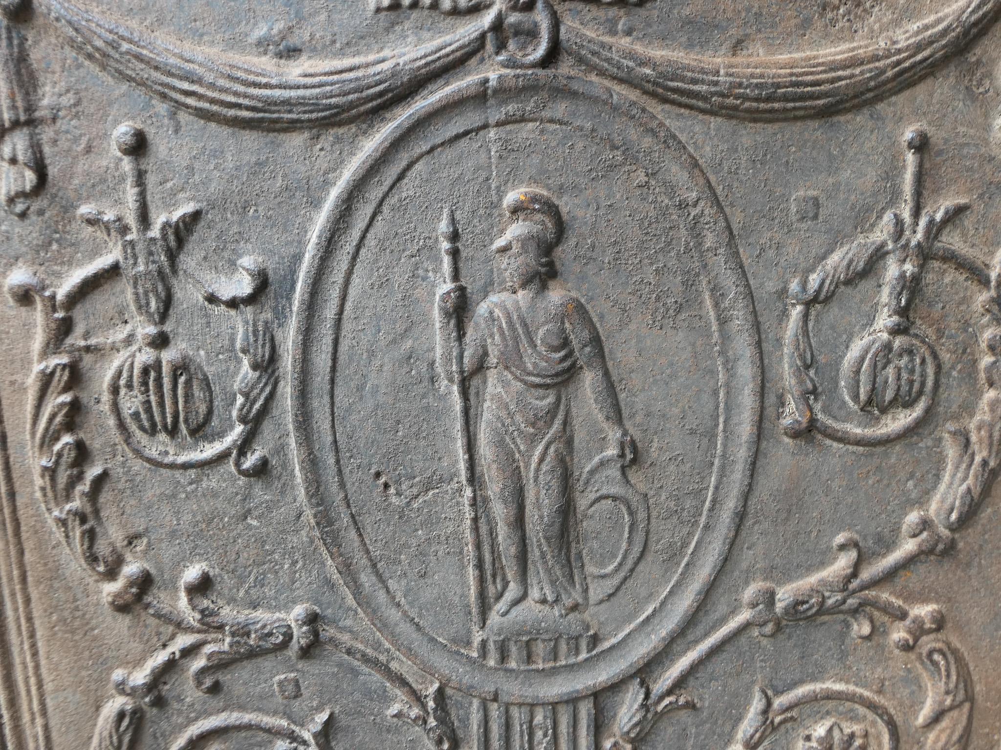 Antike französische neoklassizistische 'Minerva' Kaminrückwand, 18-19. im Angebot 1
