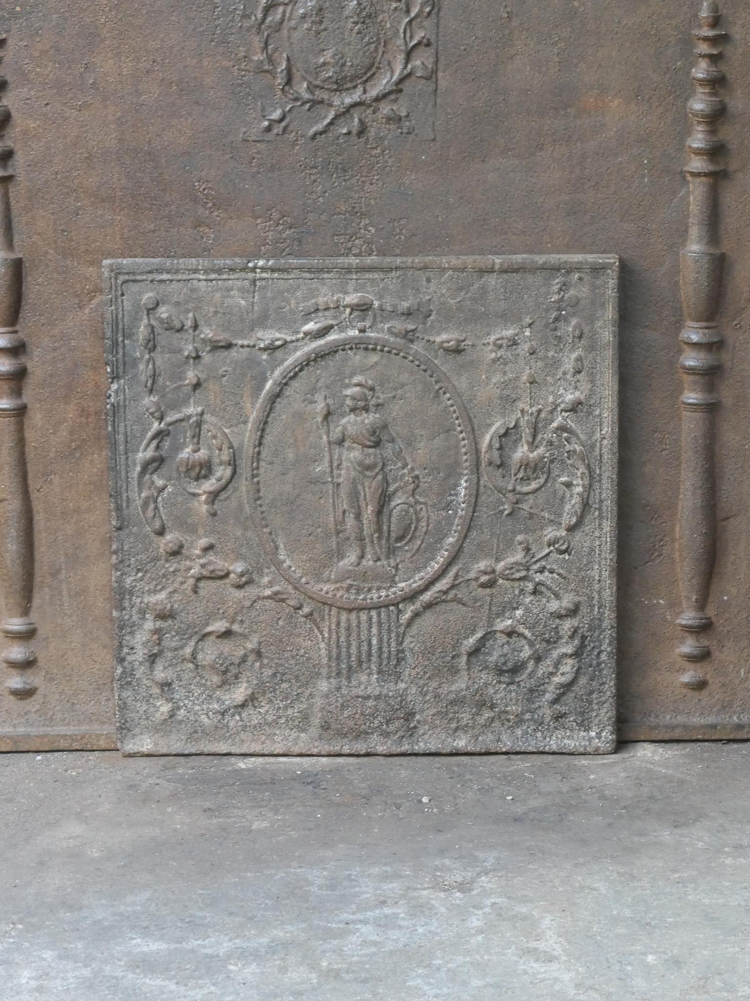 Respaldo de chimenea neoclásico francés del siglo XVIII-XIX con la diosa Minerva. Diosa del conocimiento, del intelecto y del ingenio del espíritu humano. 

El fondo de la chimenea tiene una pátina marrón natural. A petición se puede fabricar en