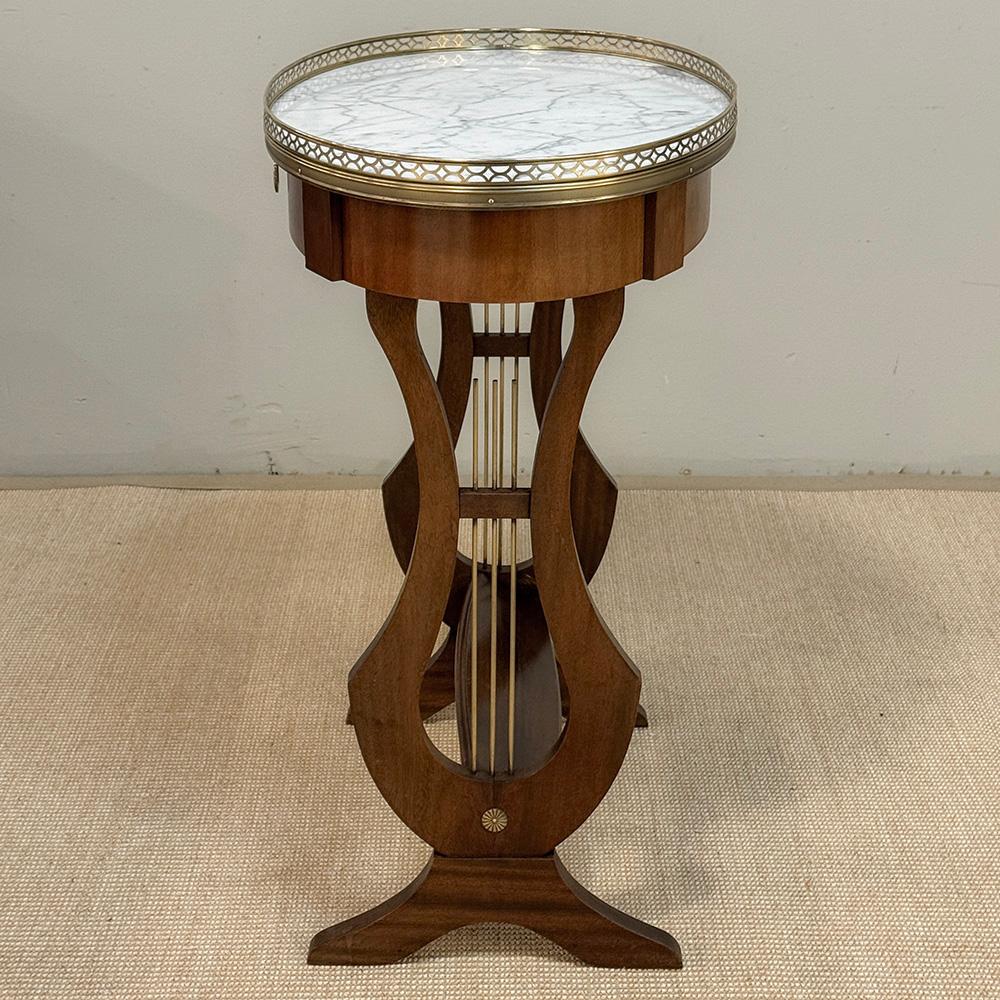 Antique French Neoclassical Oval End Table with Carrara Marble en venta 4