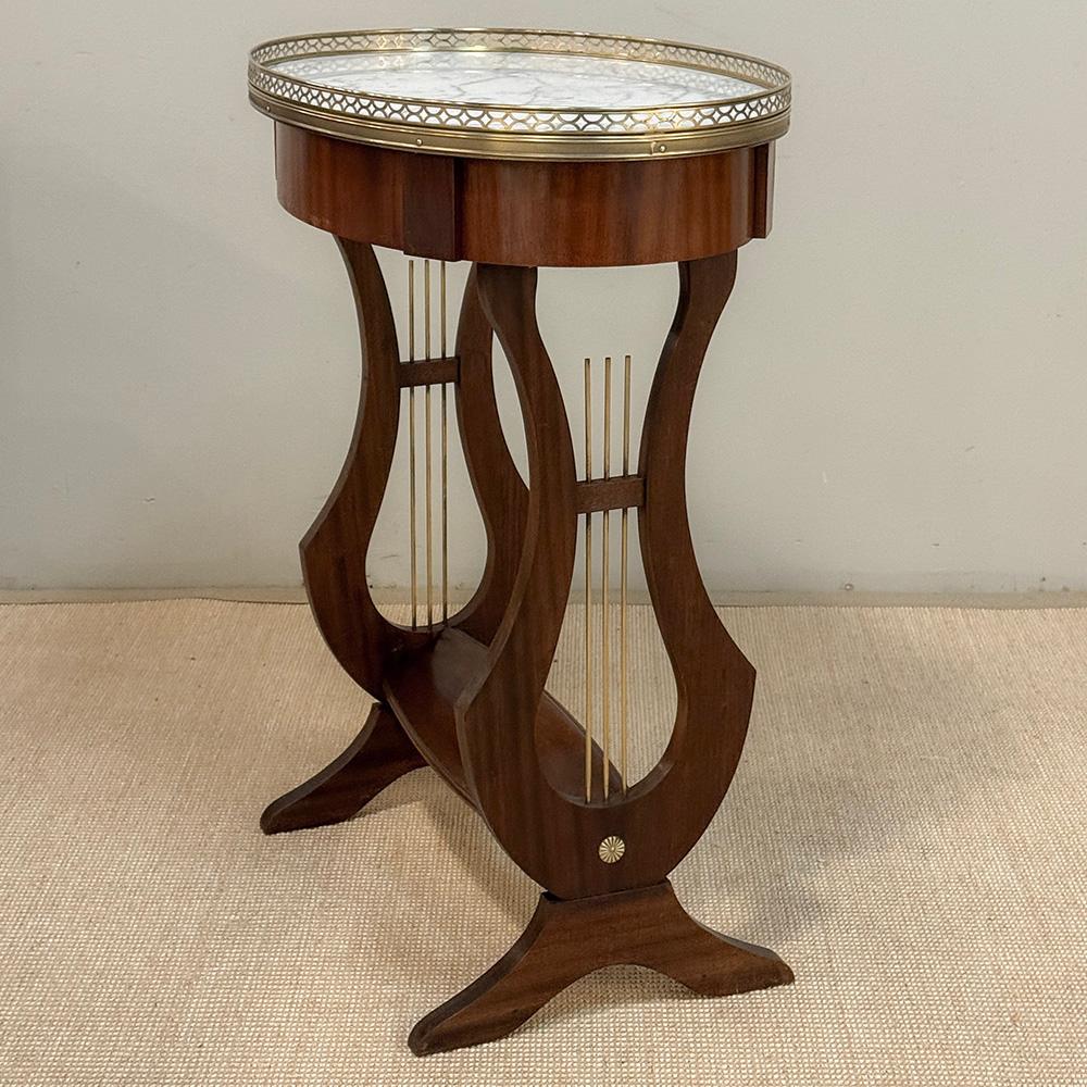 Antique French Neoclassical Oval End Table with Carrara Marble en venta 5