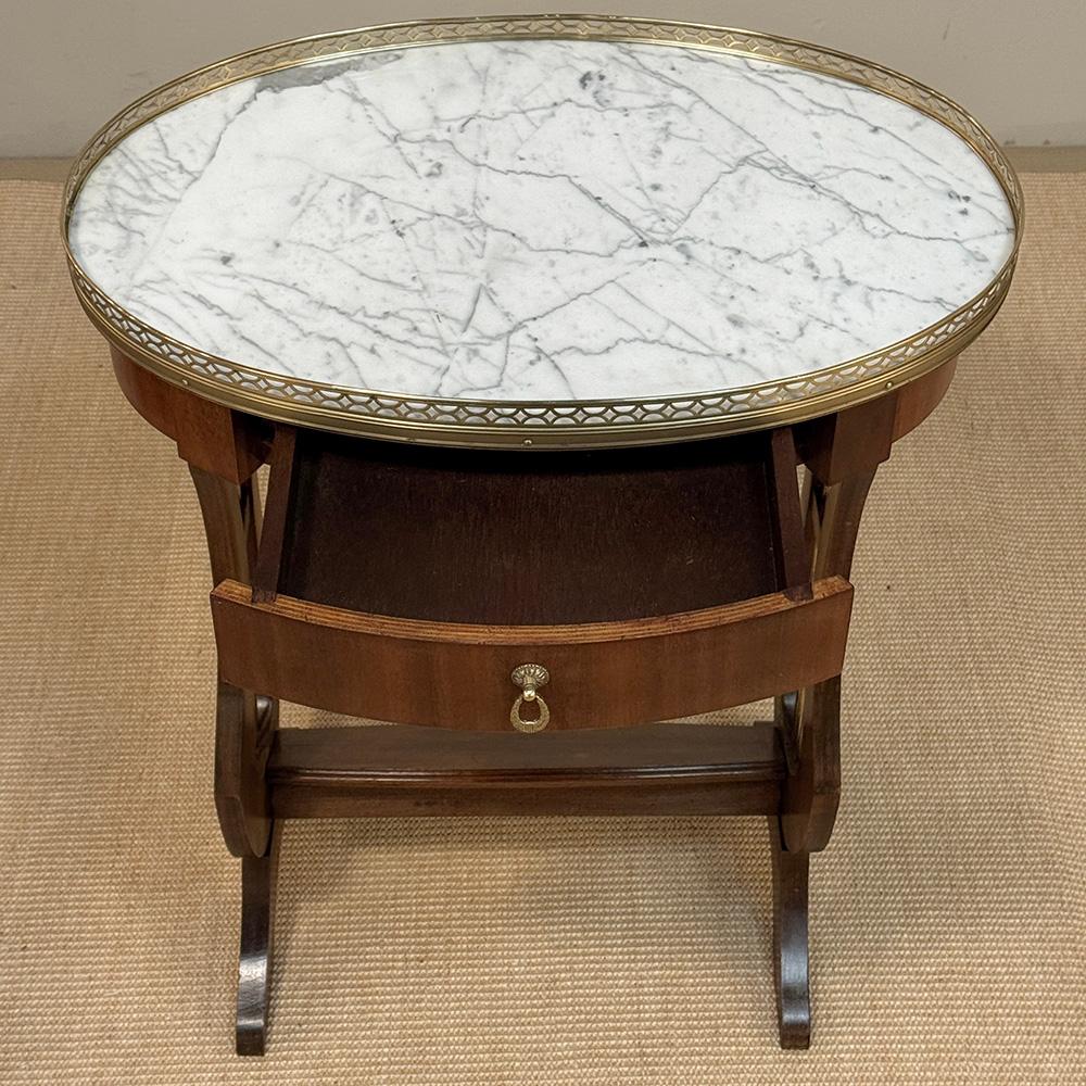 Antique French Neoclassical Oval End Table with Carrara Marble en venta 6
