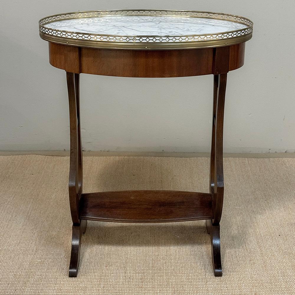 Antique French Neoclassical Oval End Table with Carrara Marble en venta 7