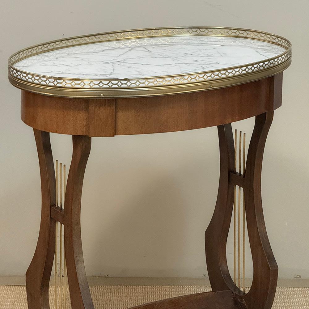 Antique French Neoclassical Oval End Table with Carrara Marble en venta 8