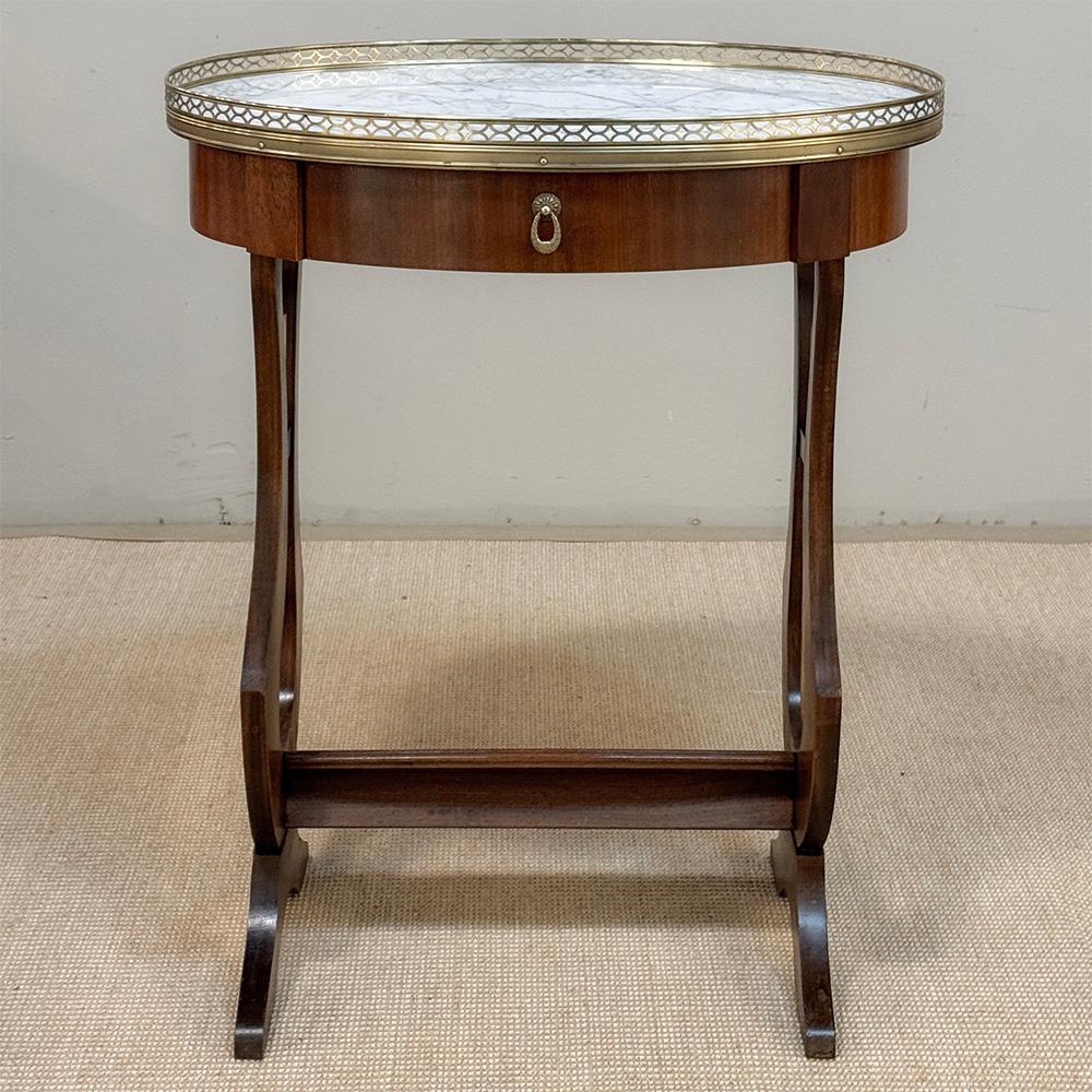 Antique French Neoclassical Oval End Table with Carrara Marble Neoclásico en venta
