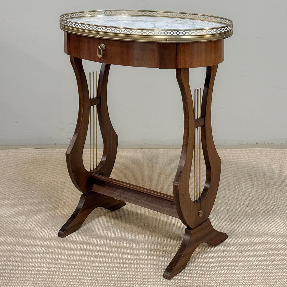 Antique French Neoclassical Oval End Table with Carrara Marble Francés en venta