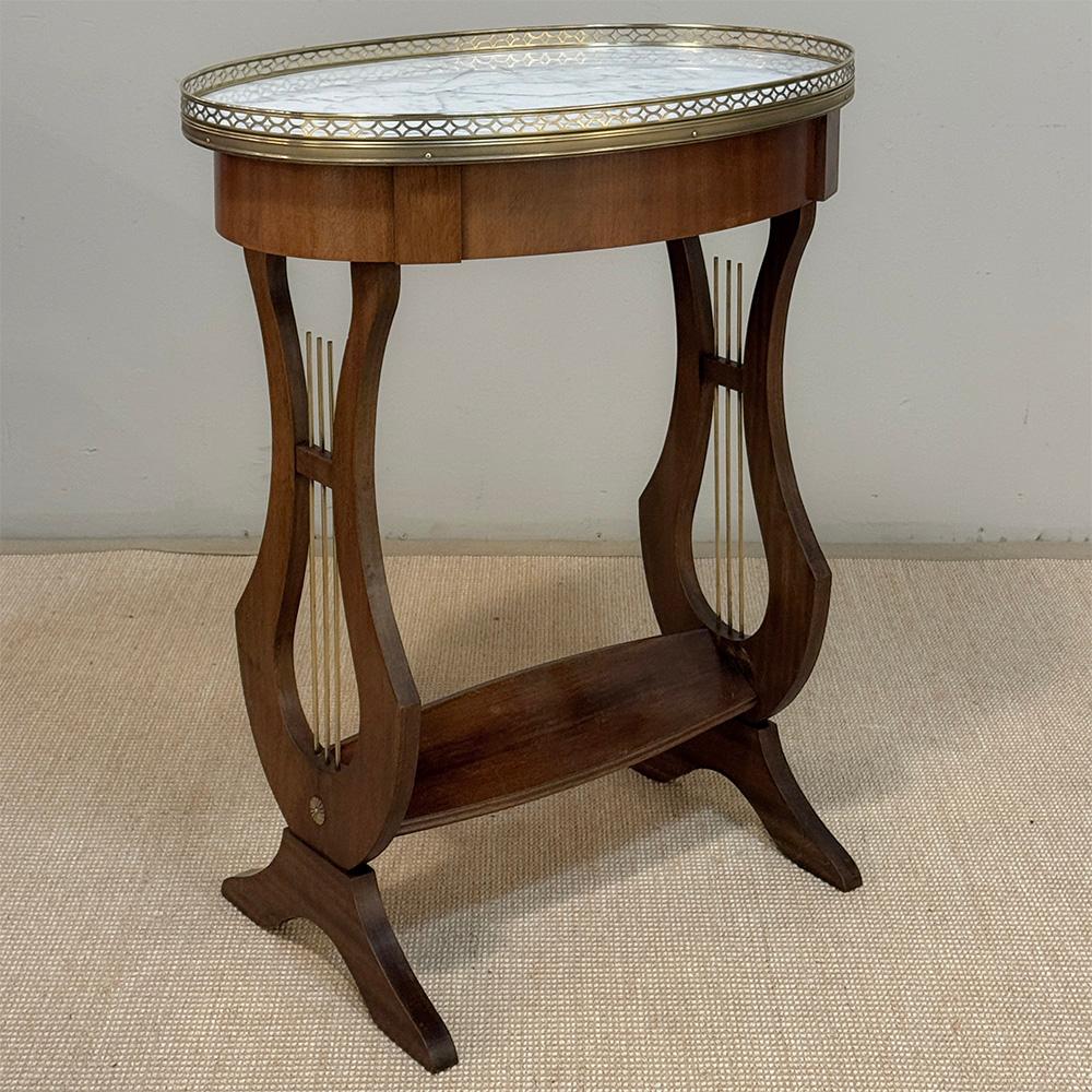 Antique French Neoclassical Oval End Table with Carrara Marble Hecho a mano en venta