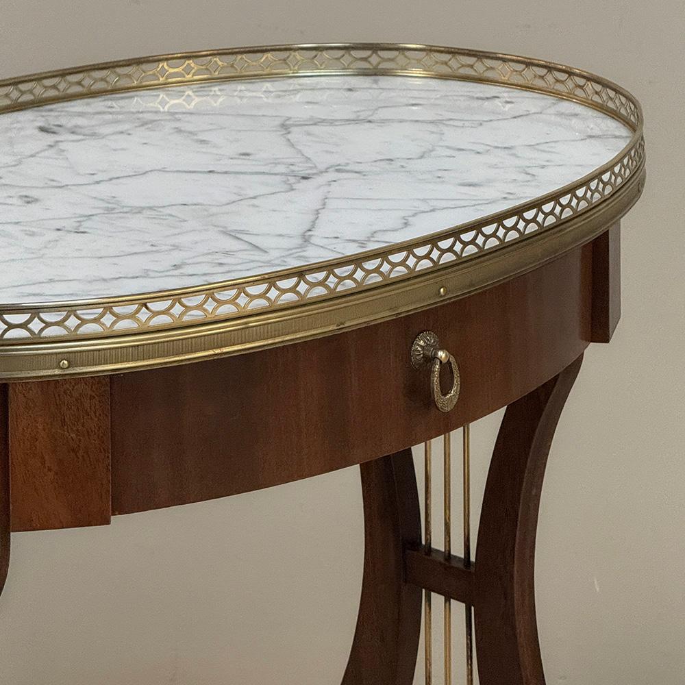 Antique French Neoclassical Oval End Table with Carrara Marble mediados del siglo XX en venta