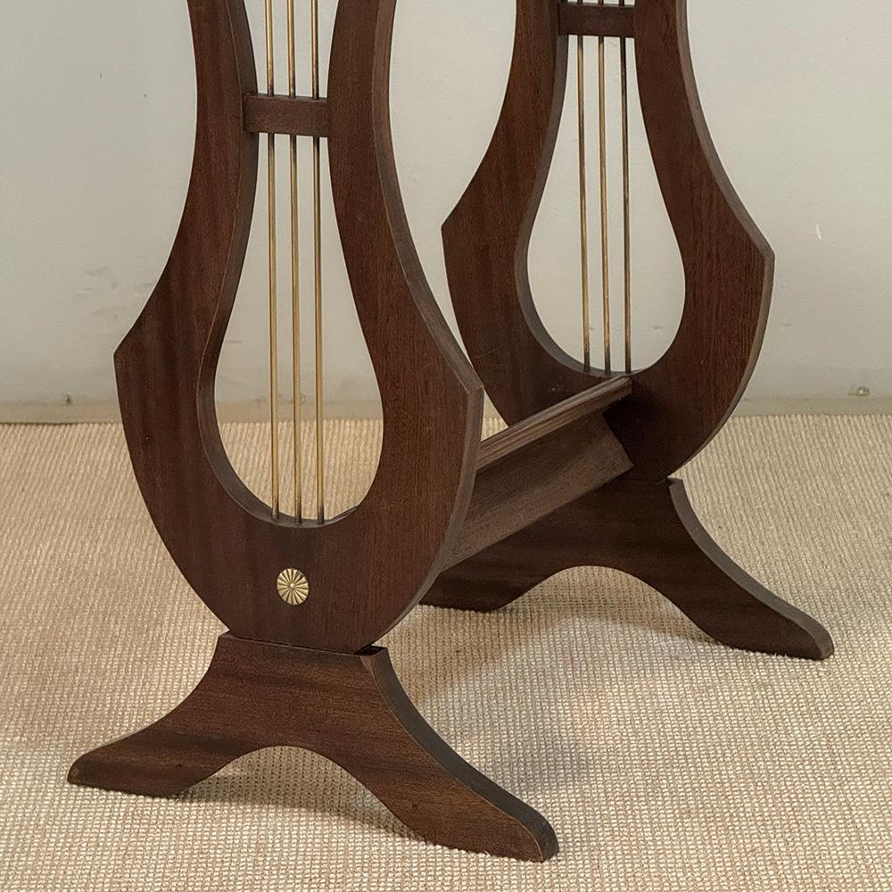 Antique French Neoclassical Oval End Table with Carrara Marble Latón en venta